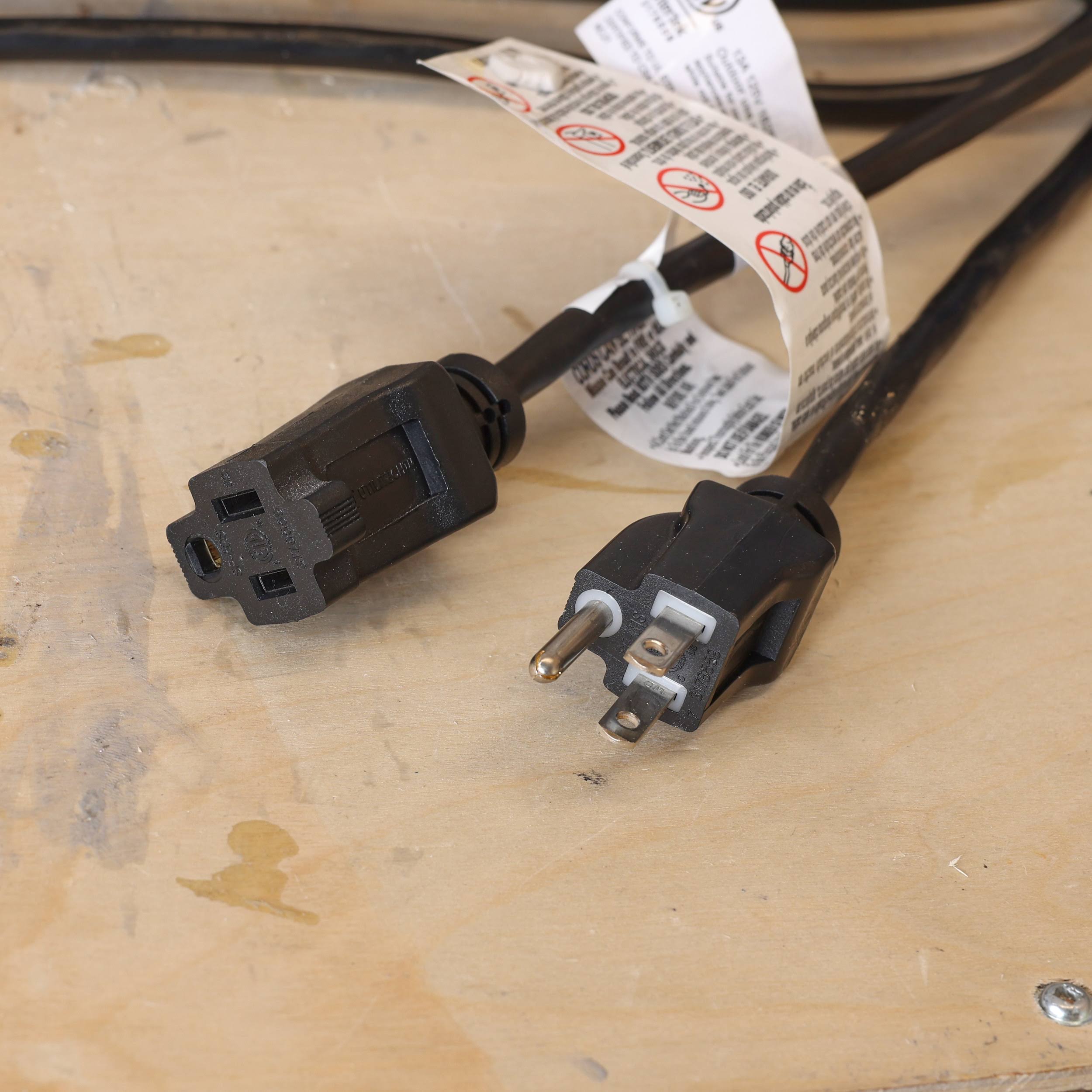 Utilitech 15-ft 16 / 3-Prong Indoor SJT Light Duty General Extension Cord in Black | UT502615