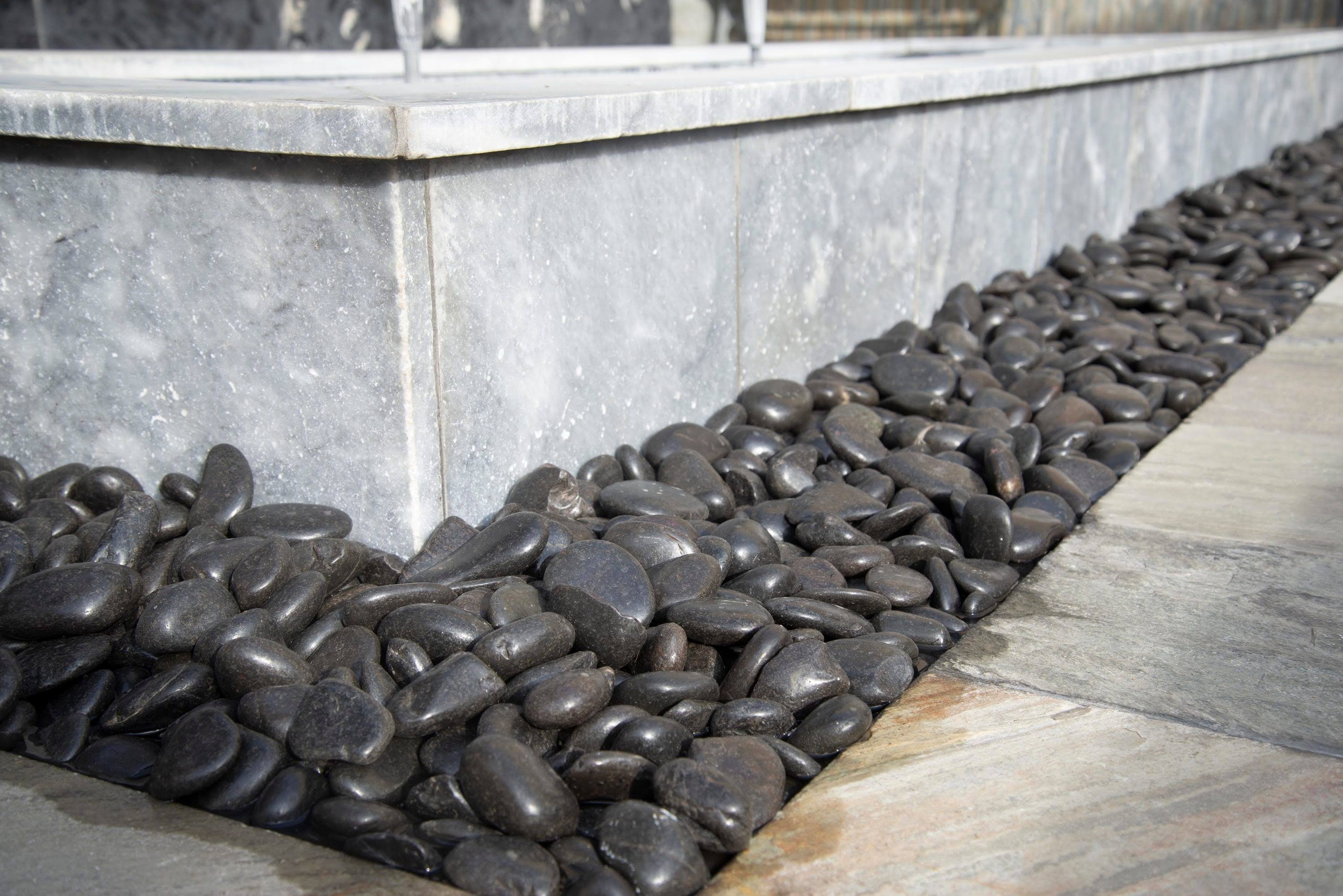 Wonderland 0.4-cu ft 30-lb Black Decorative Rock | LLOPEBQBALBLK5POL30