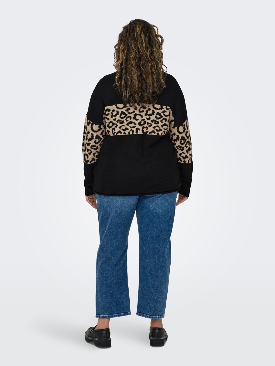 Curvy o-neck knitted pullover