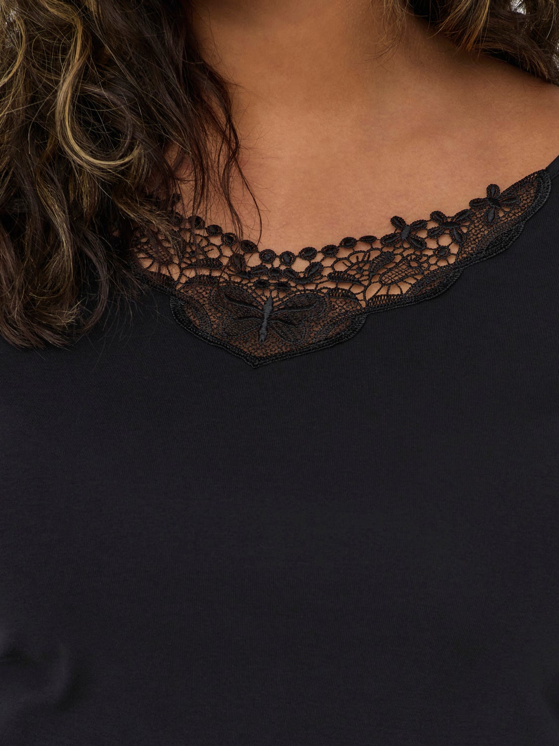 Curvy top with lace