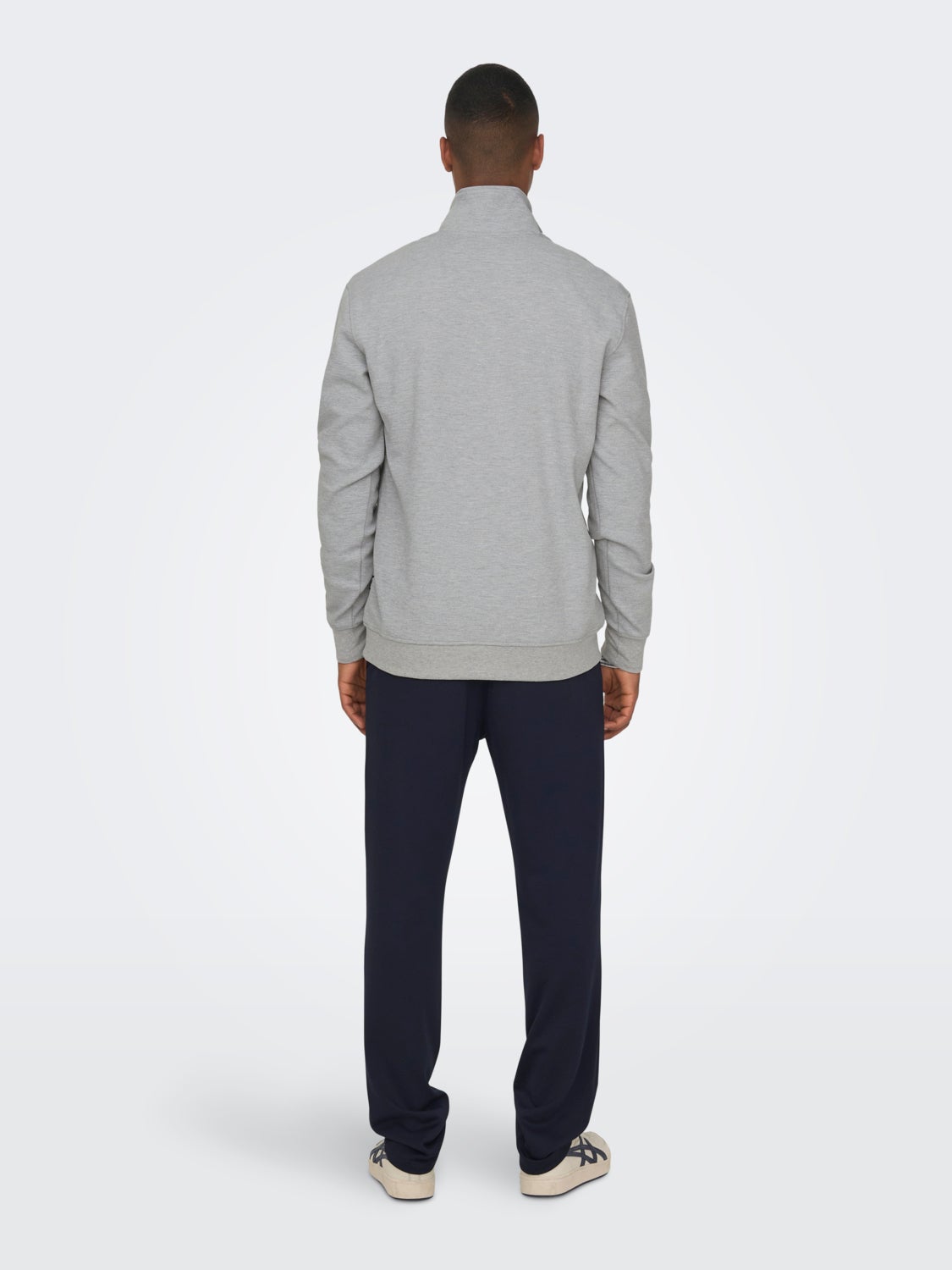 Sweatshirt with half zip