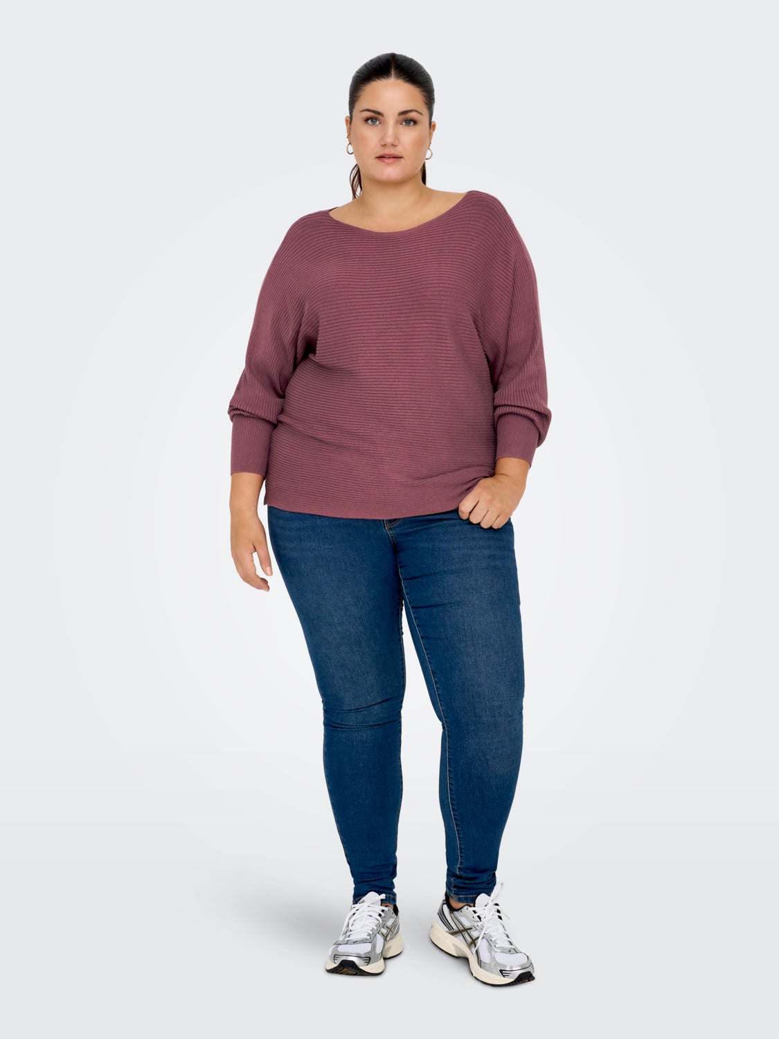 Curvy o-neck knitted pullover