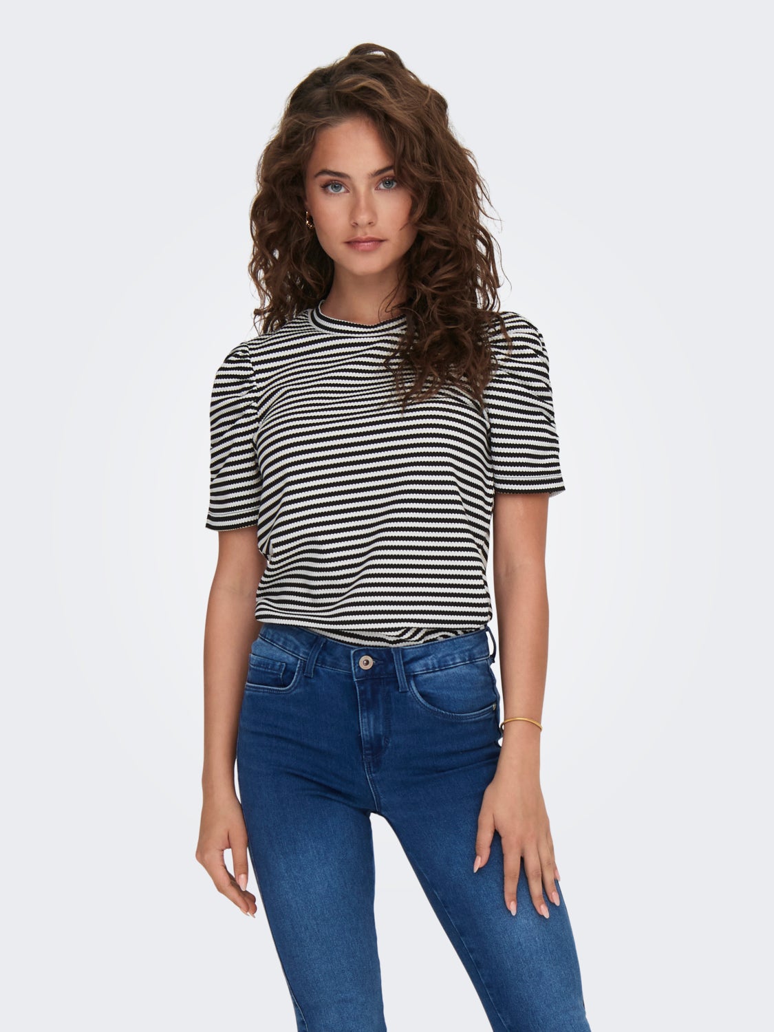 O-neck top with puff sleeves