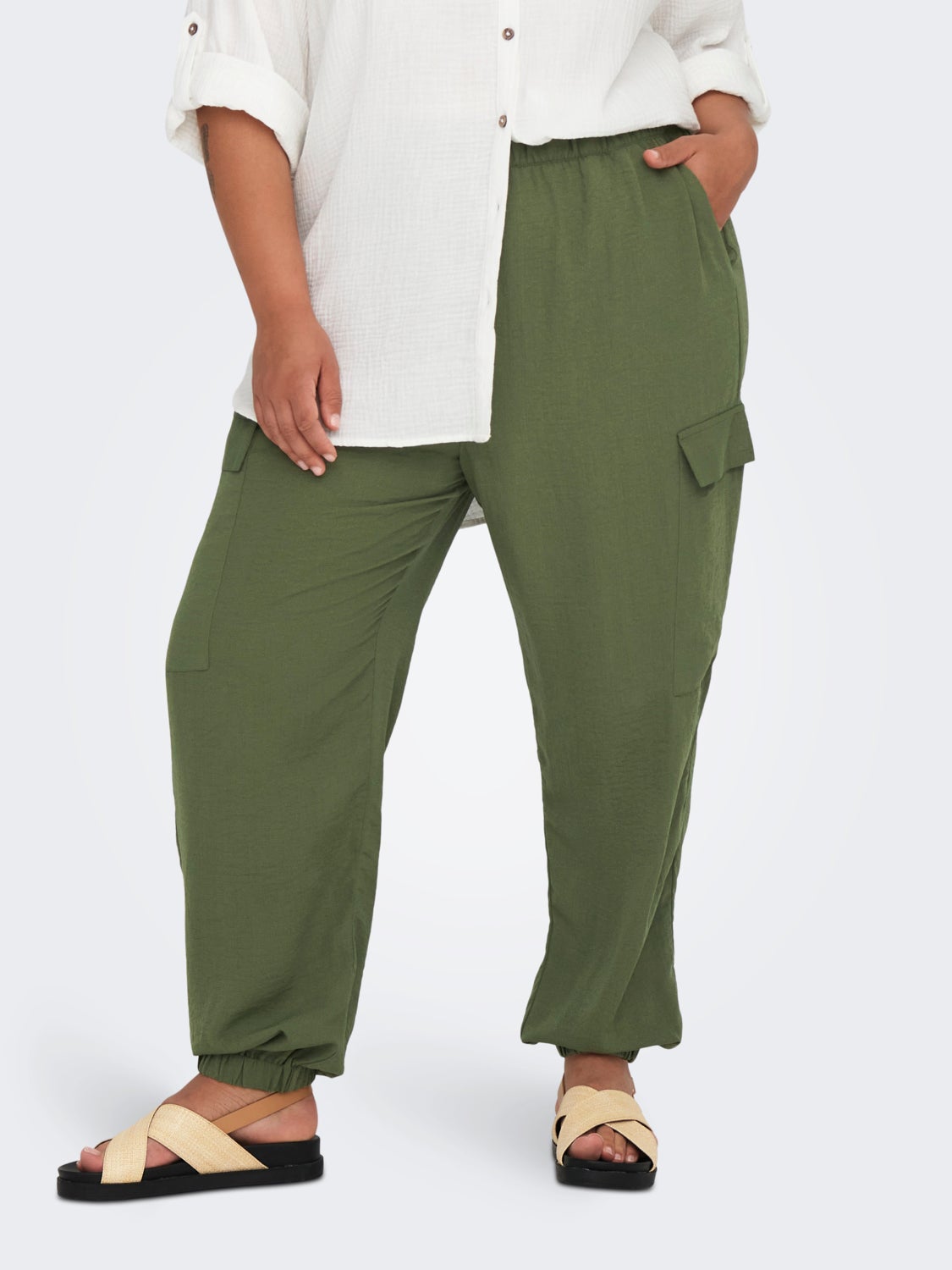 Curvy cargo trousers