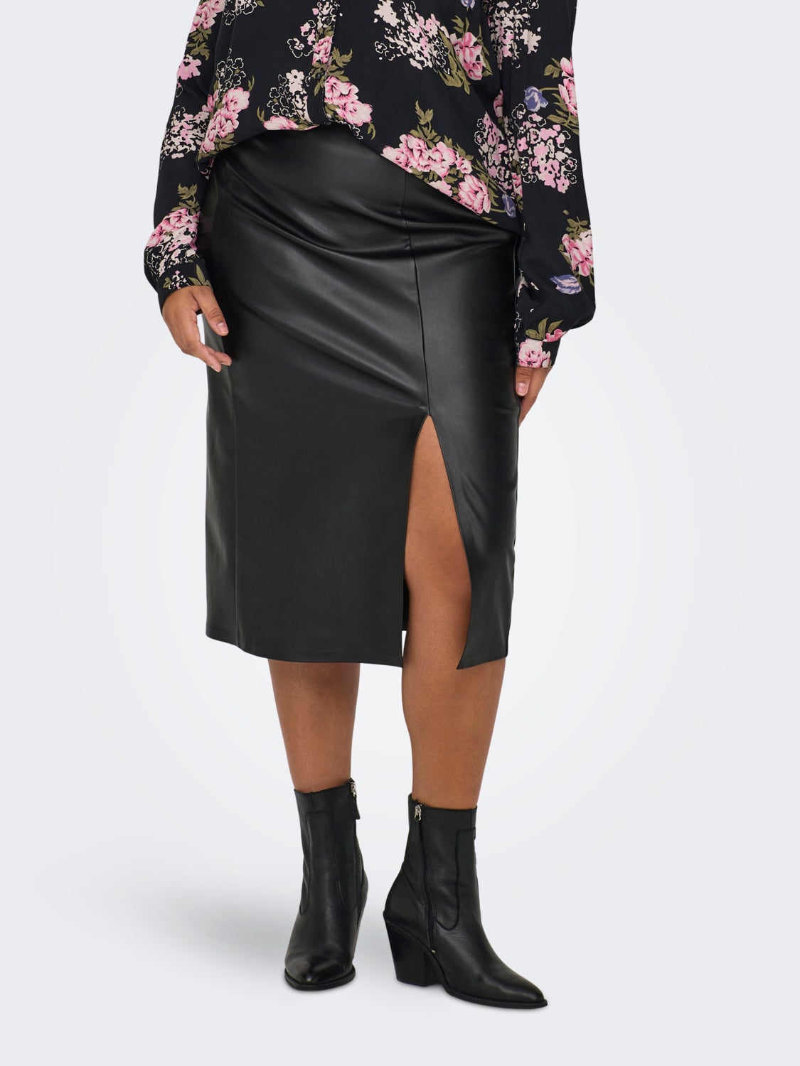 Curvy faux leather skirt