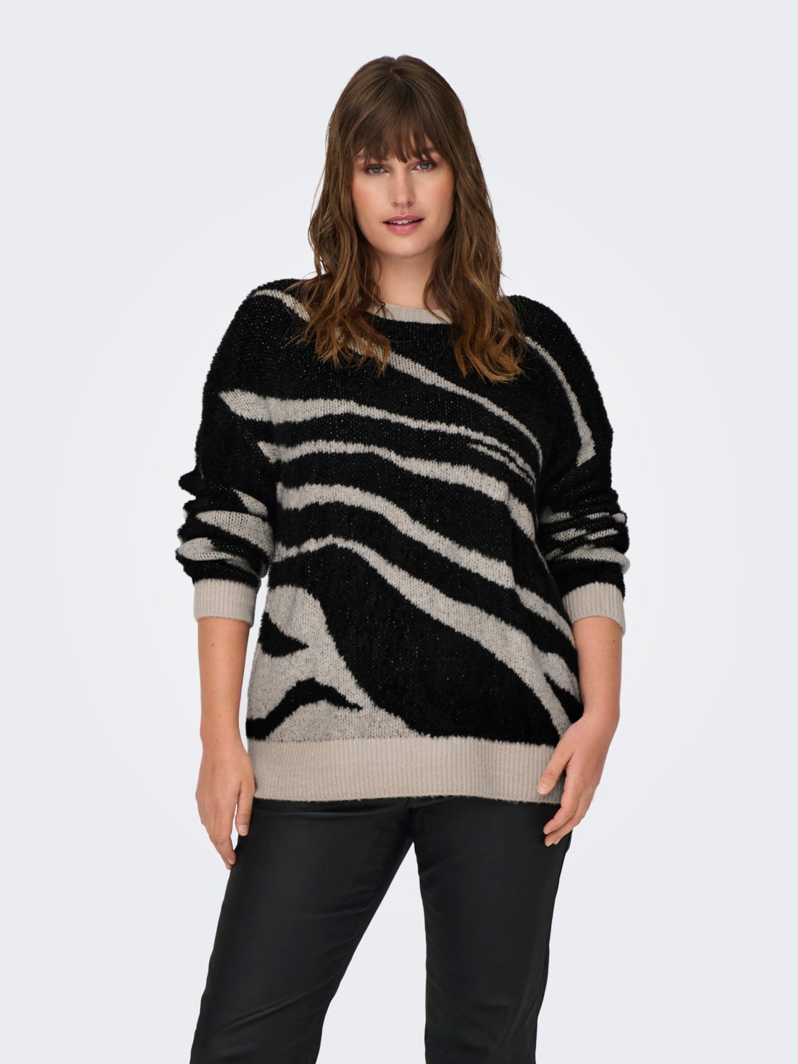 Curvy o-neck knitted pullover