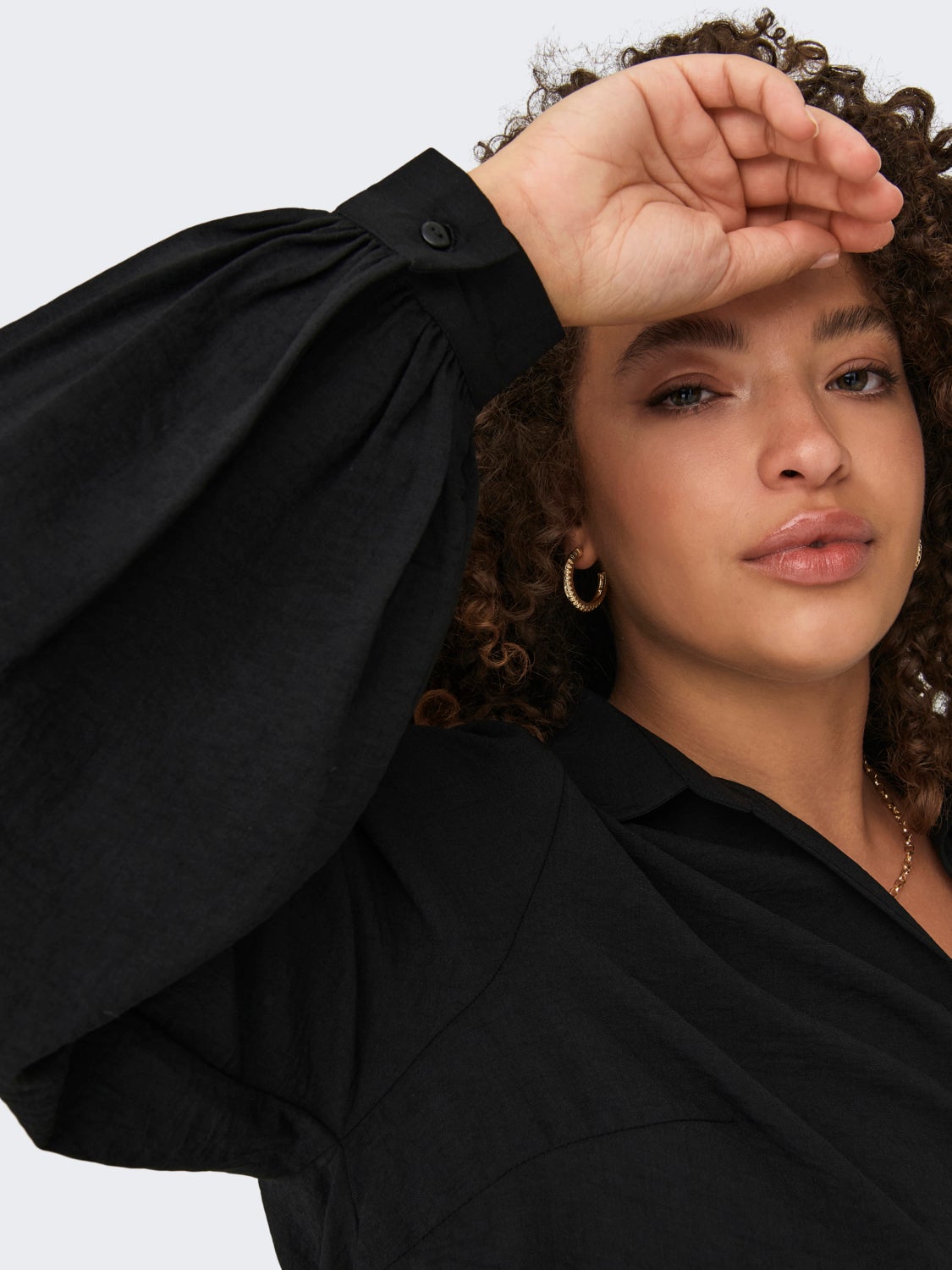 Curvy shirt with balloon sleeves