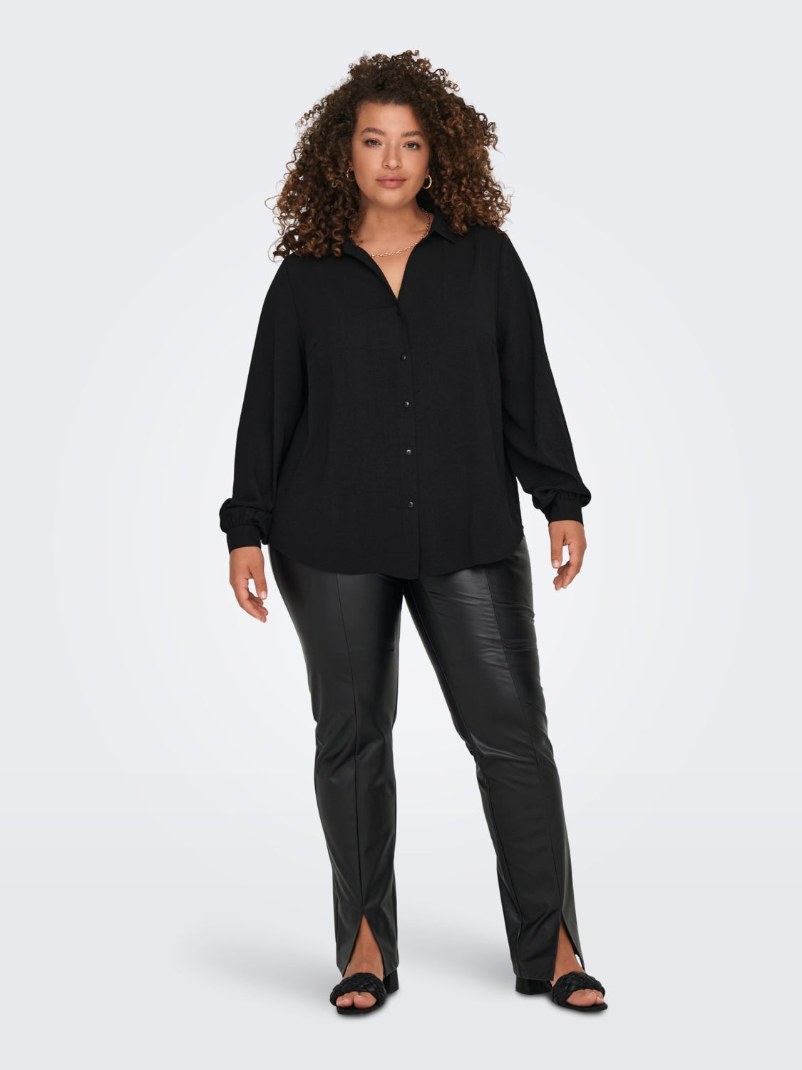 Curvy shirt with balloon sleeves