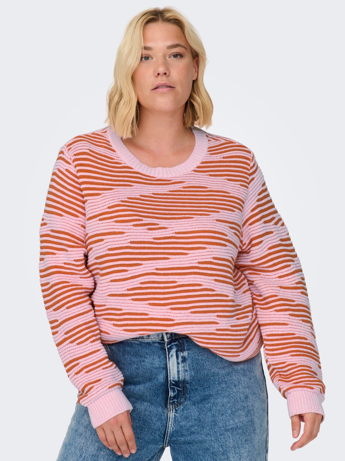Curvy patterned knitted pullover