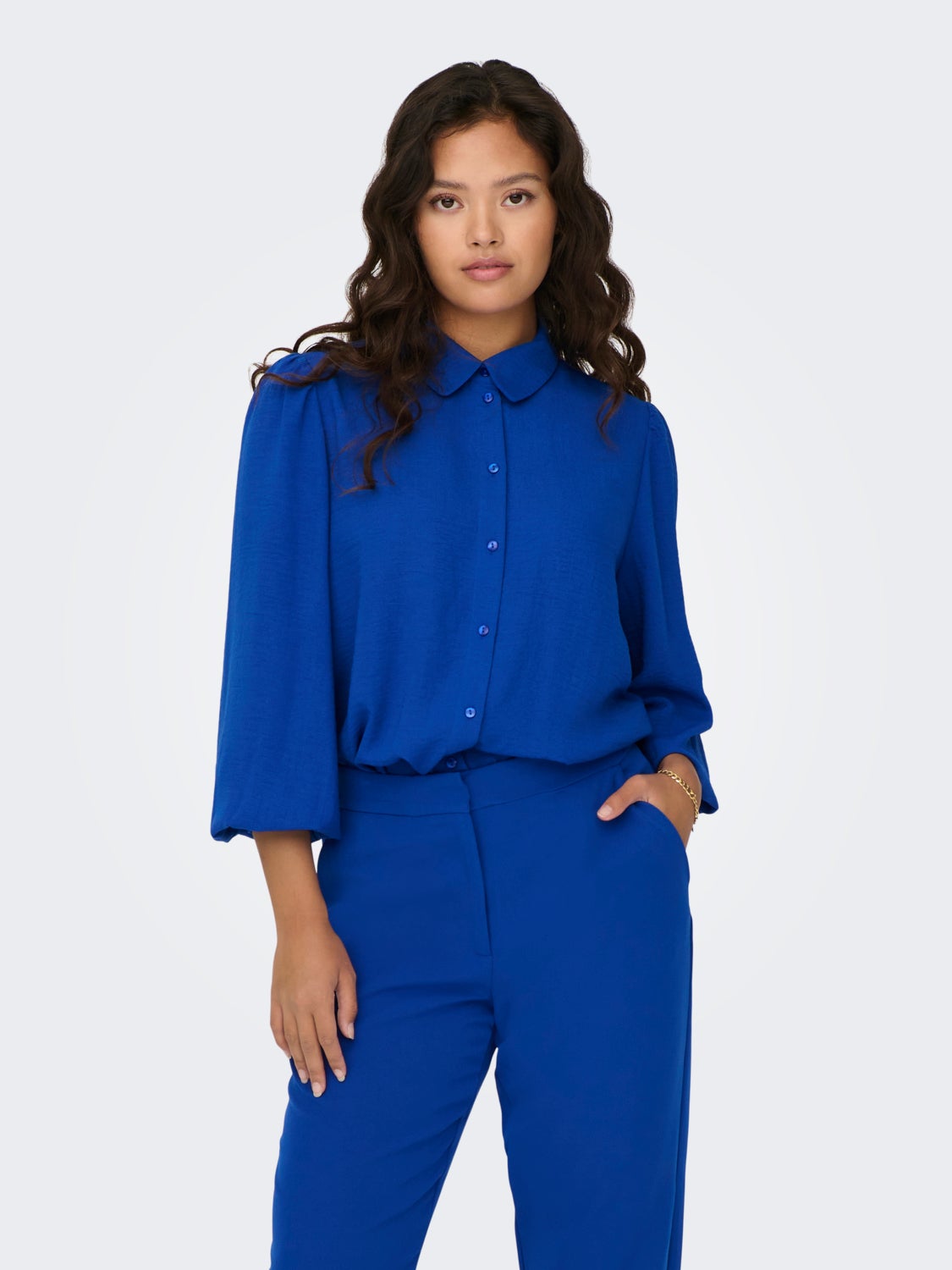 Shirt with volume sleeves