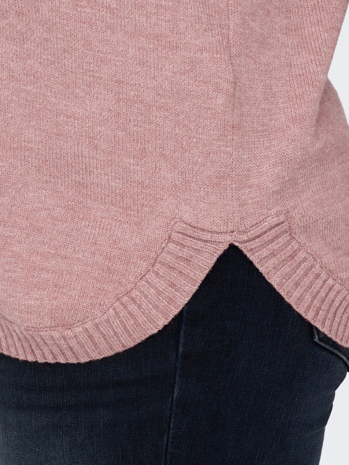 Curvy V-neck Knitted Pullover