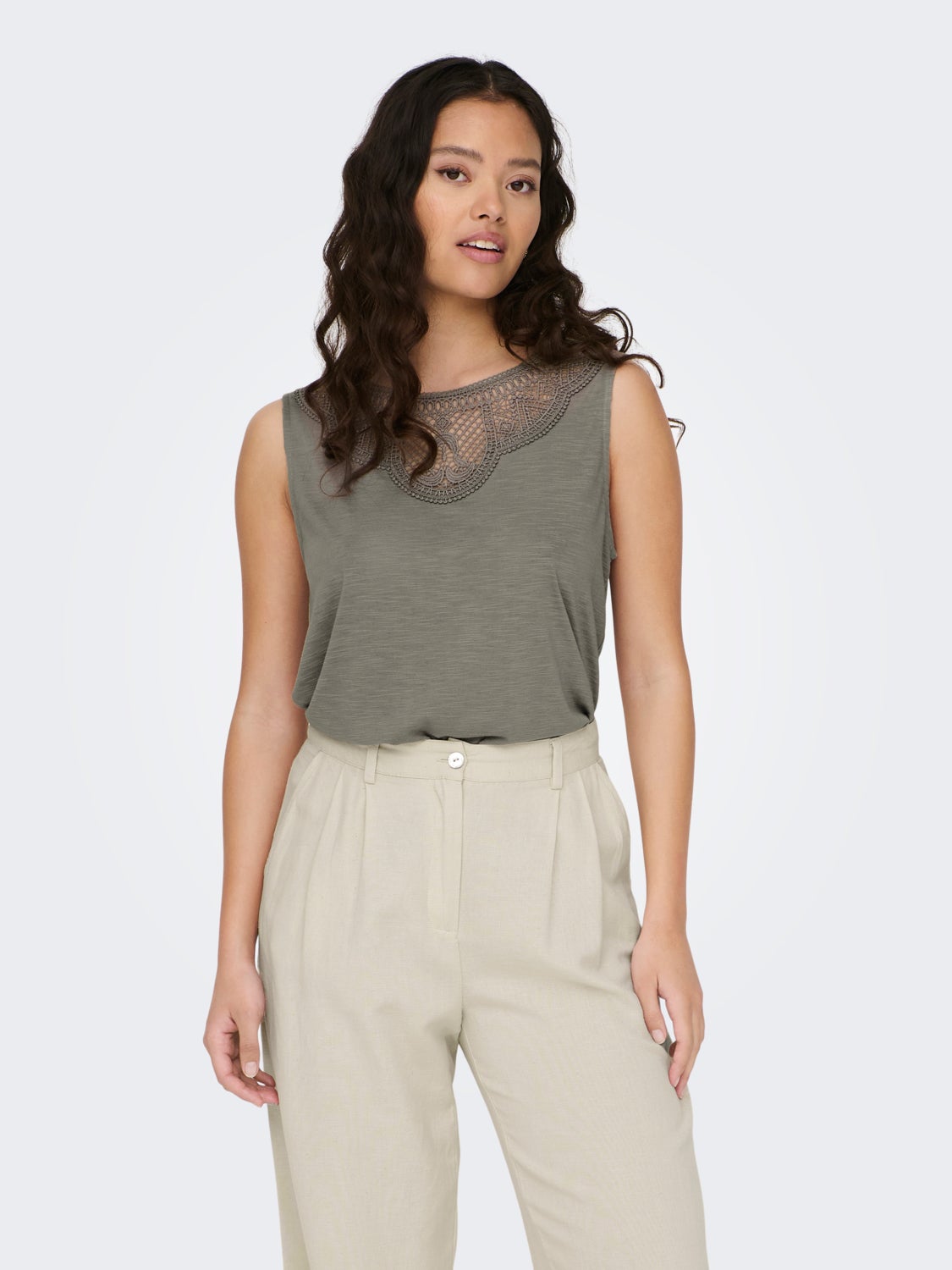 Sleeveless o-neck top with lace detail