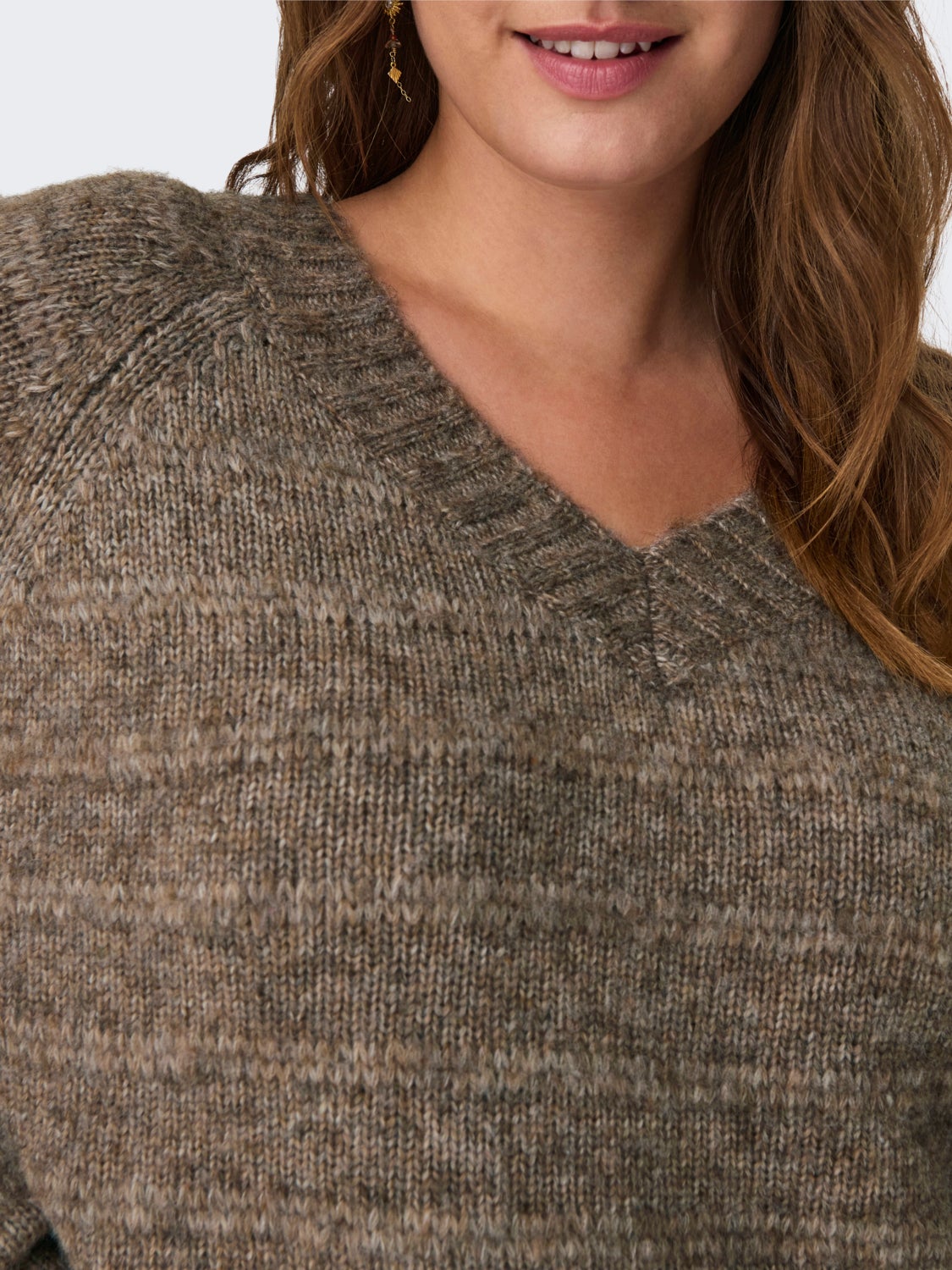 Curvy v-neck knitted pullover