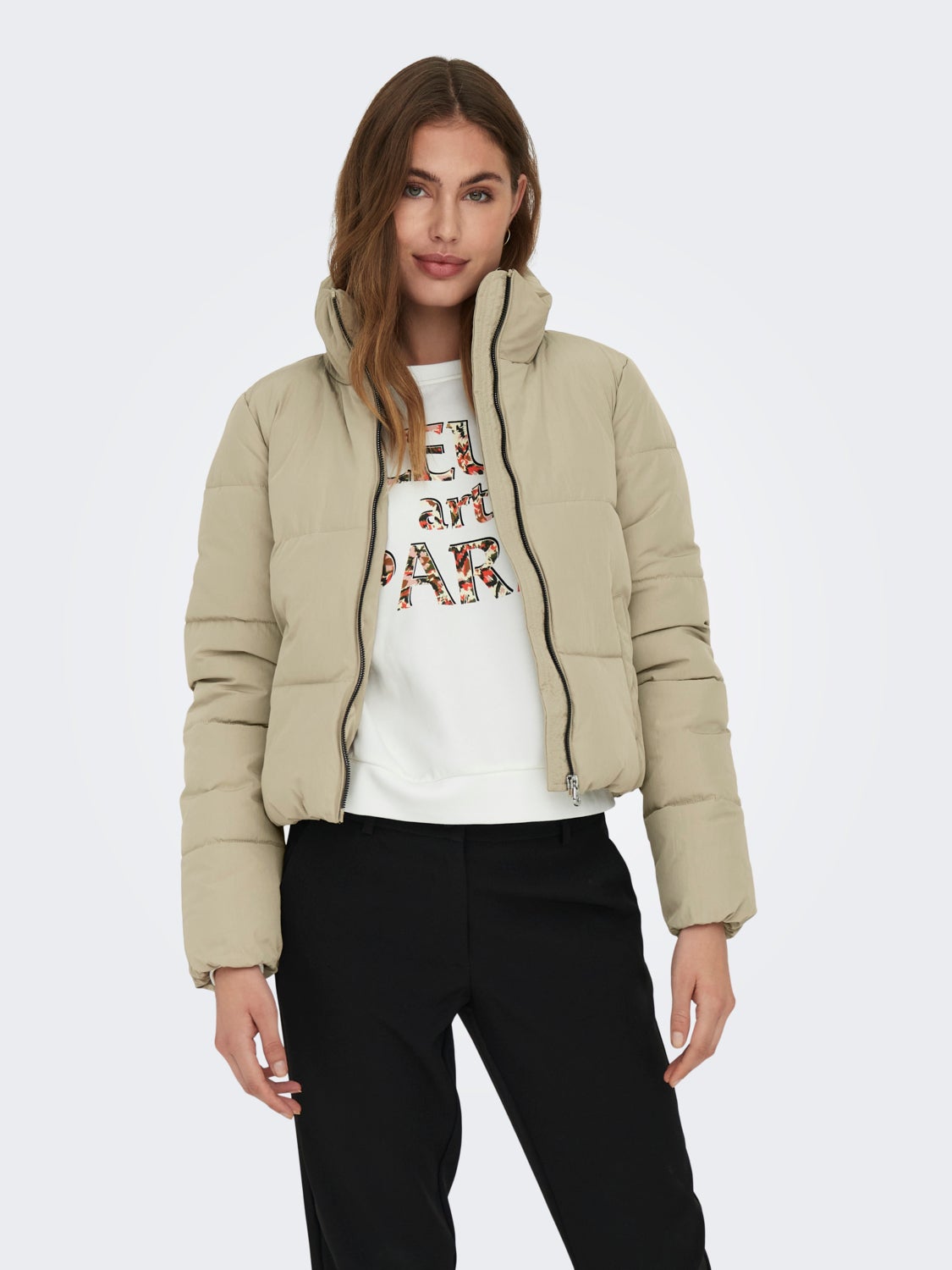 Jacket with zip and side pockets