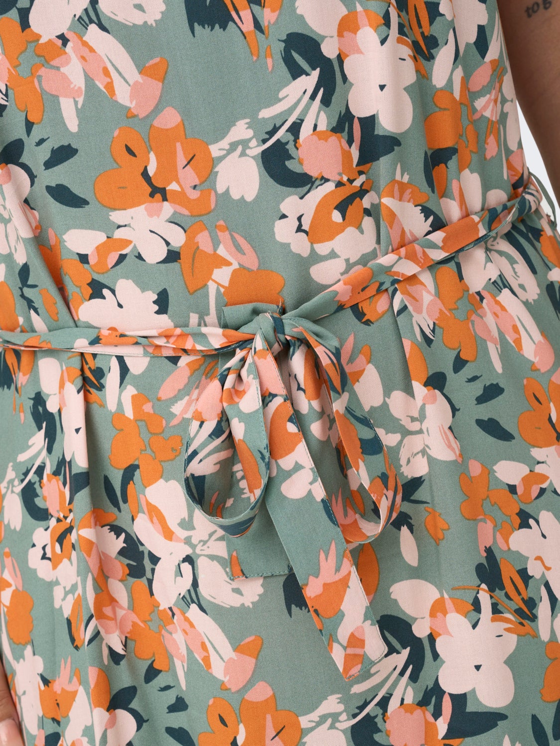 Curvy sleeveless dress