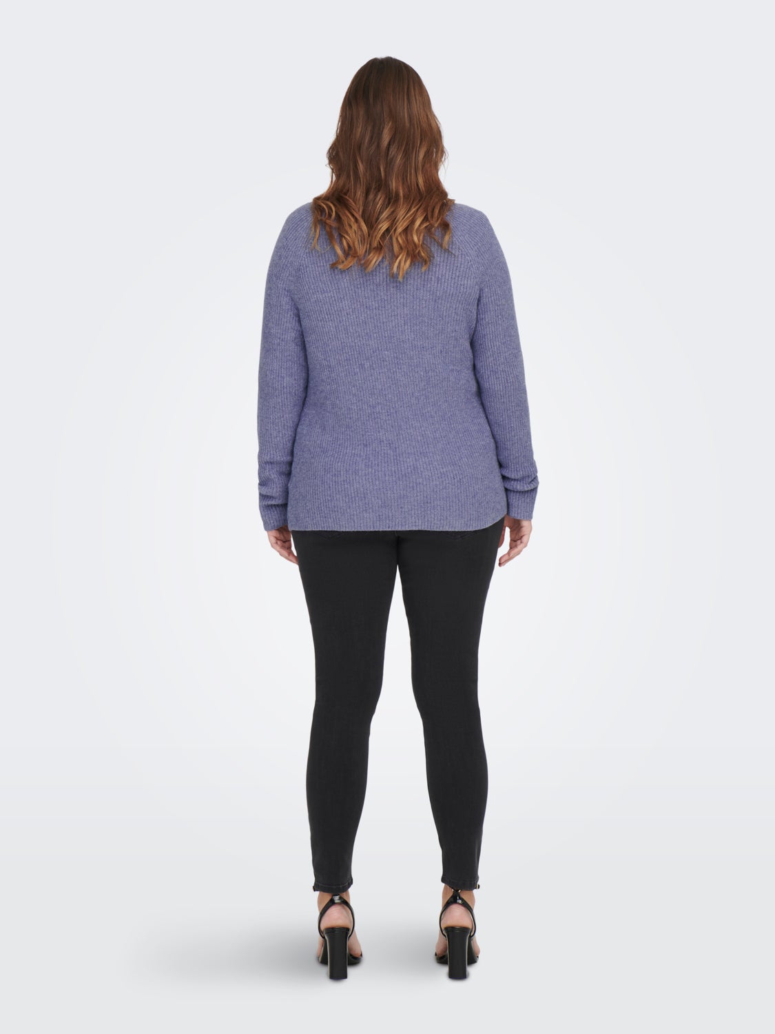Curvy v-neck knitted pullover