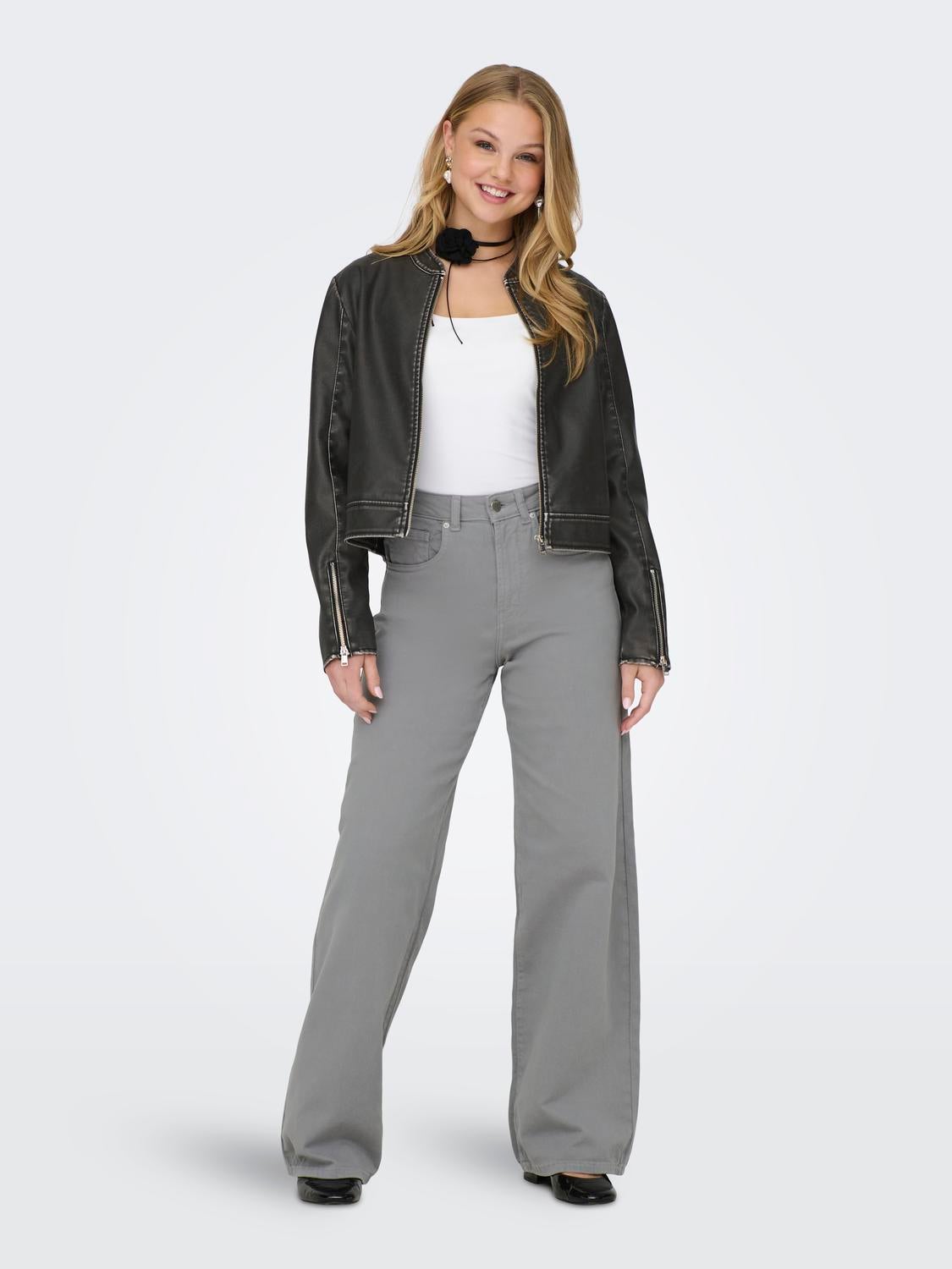 Short jacket with zip