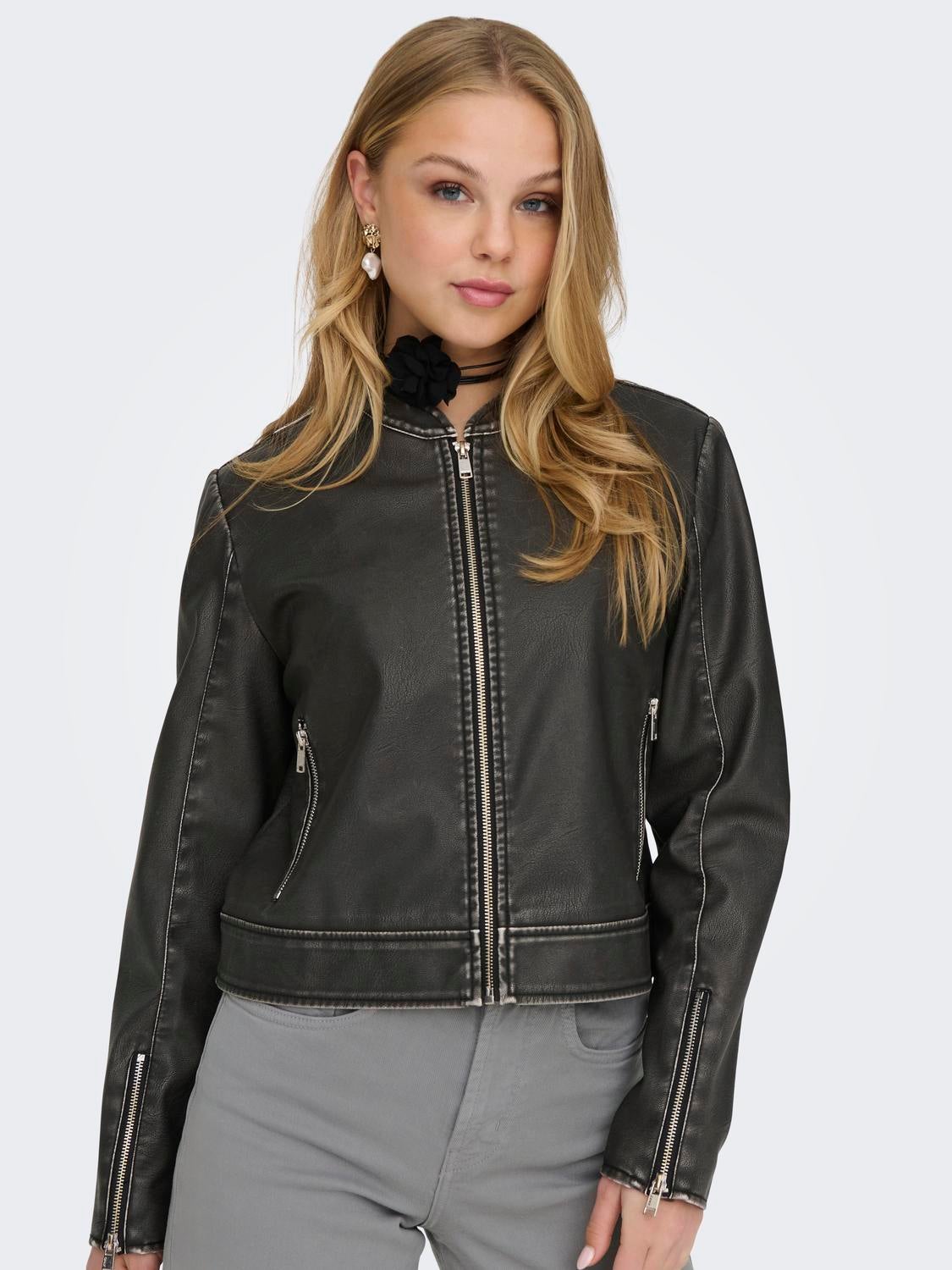 Short jacket with zip