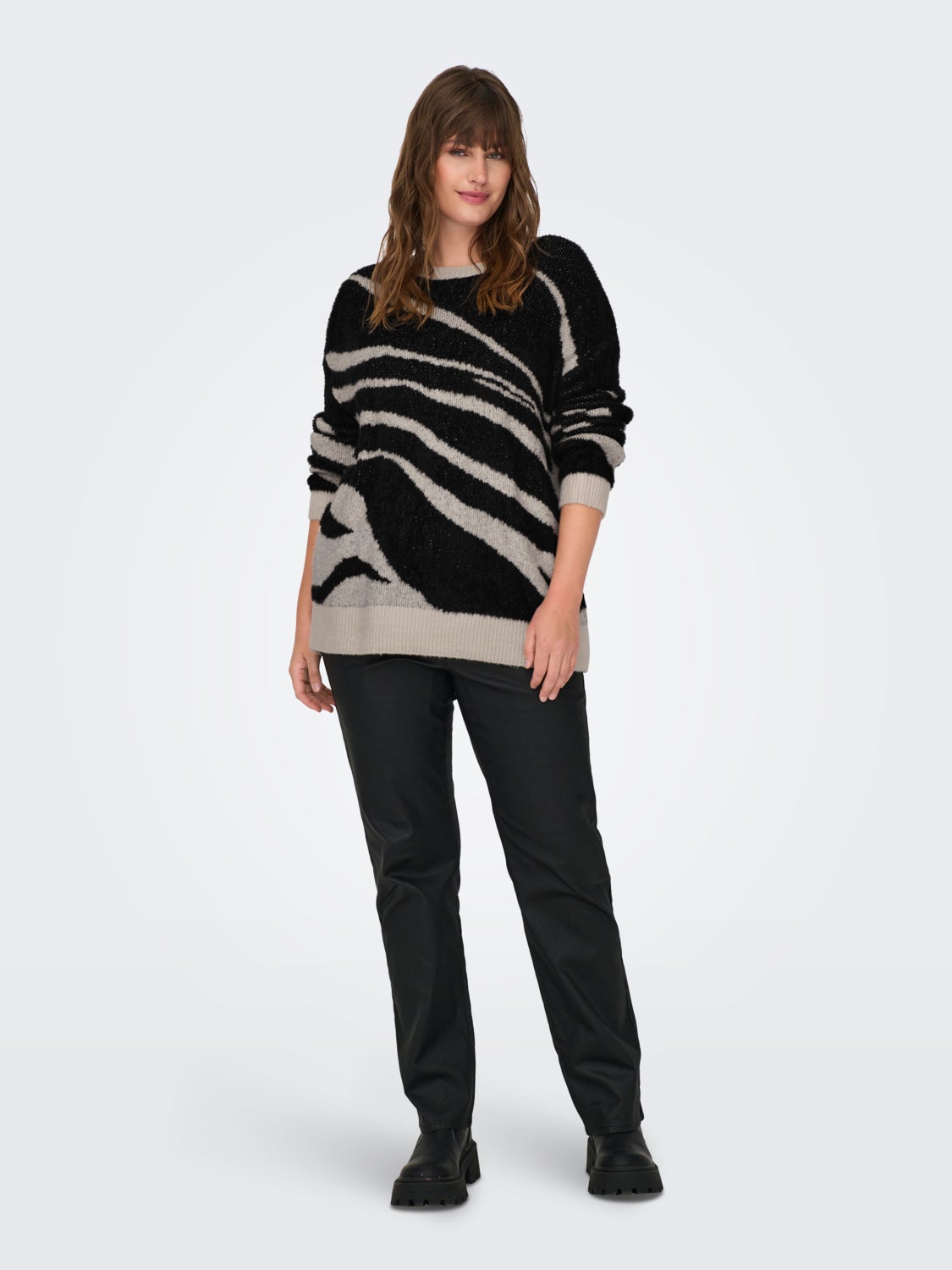Curvy o-neck knitted pullover