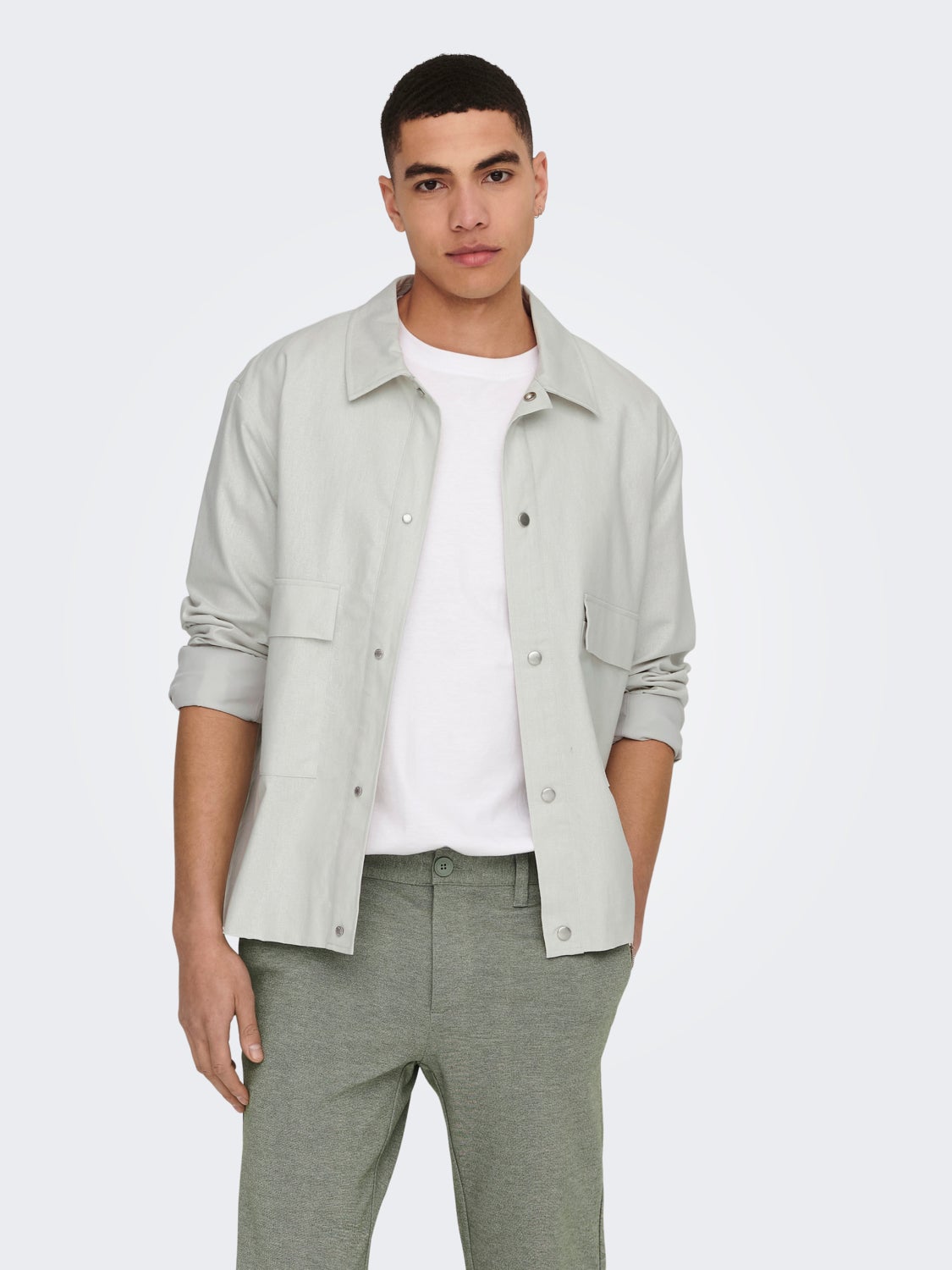 Overshirt with button closure