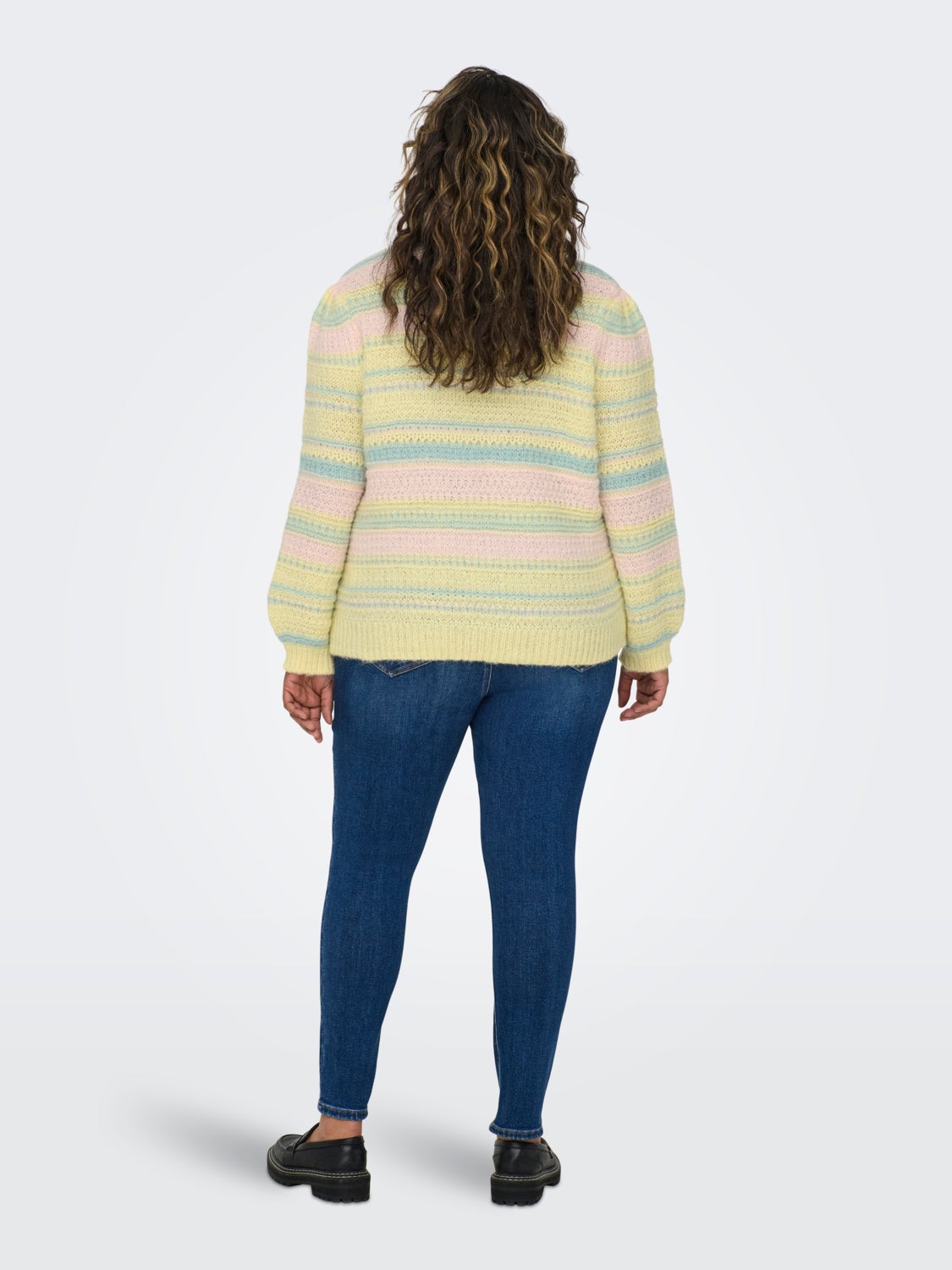 Curvy o-neck knitted pullover