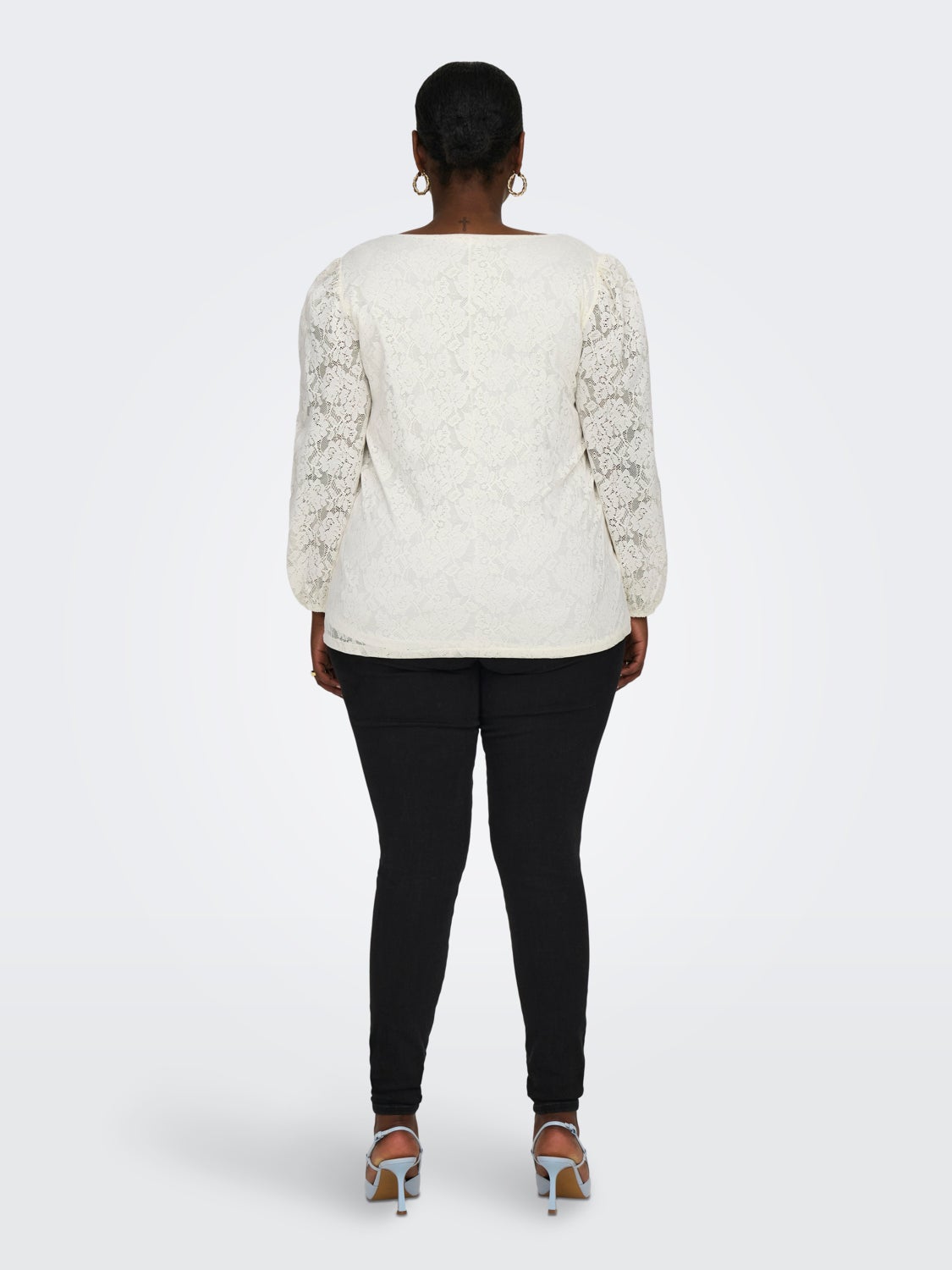 Curvy top with lace detail