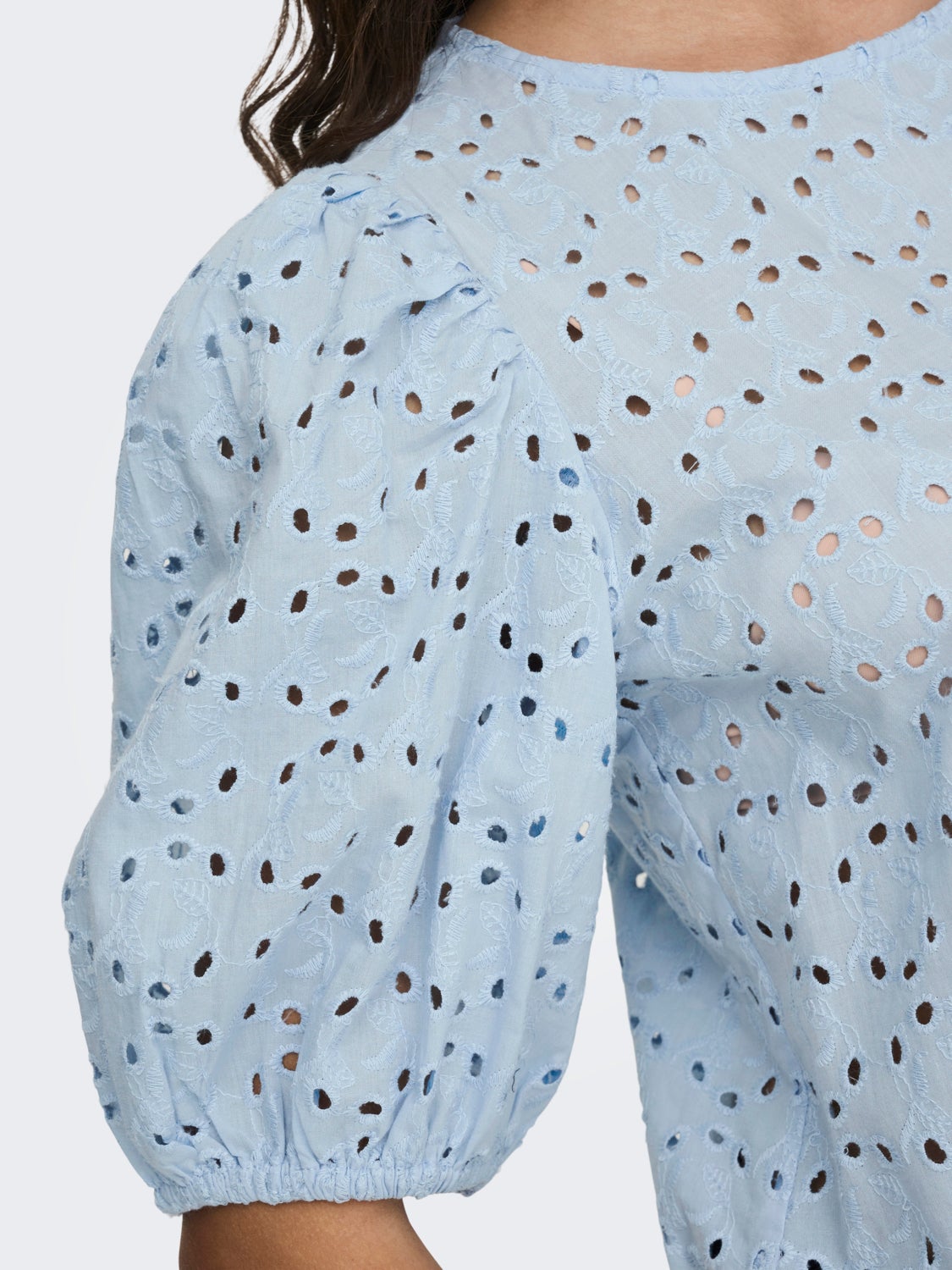 O-neck top with volume sleeves