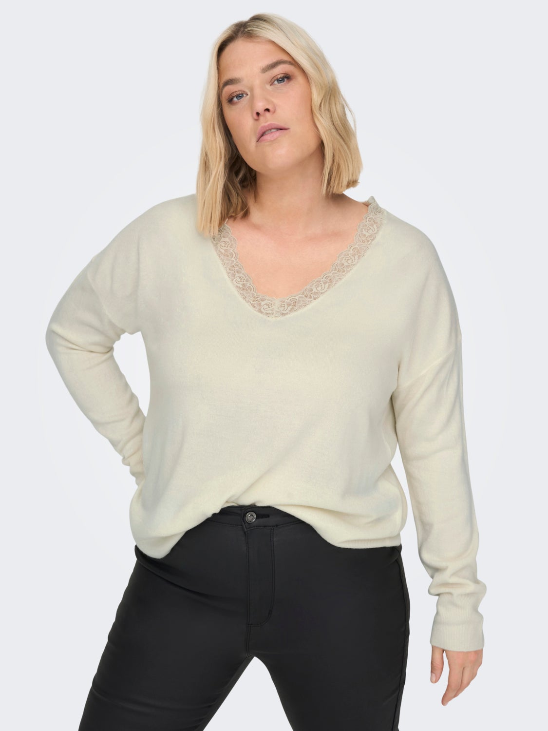 Curvy V-neck Knitted Pullover