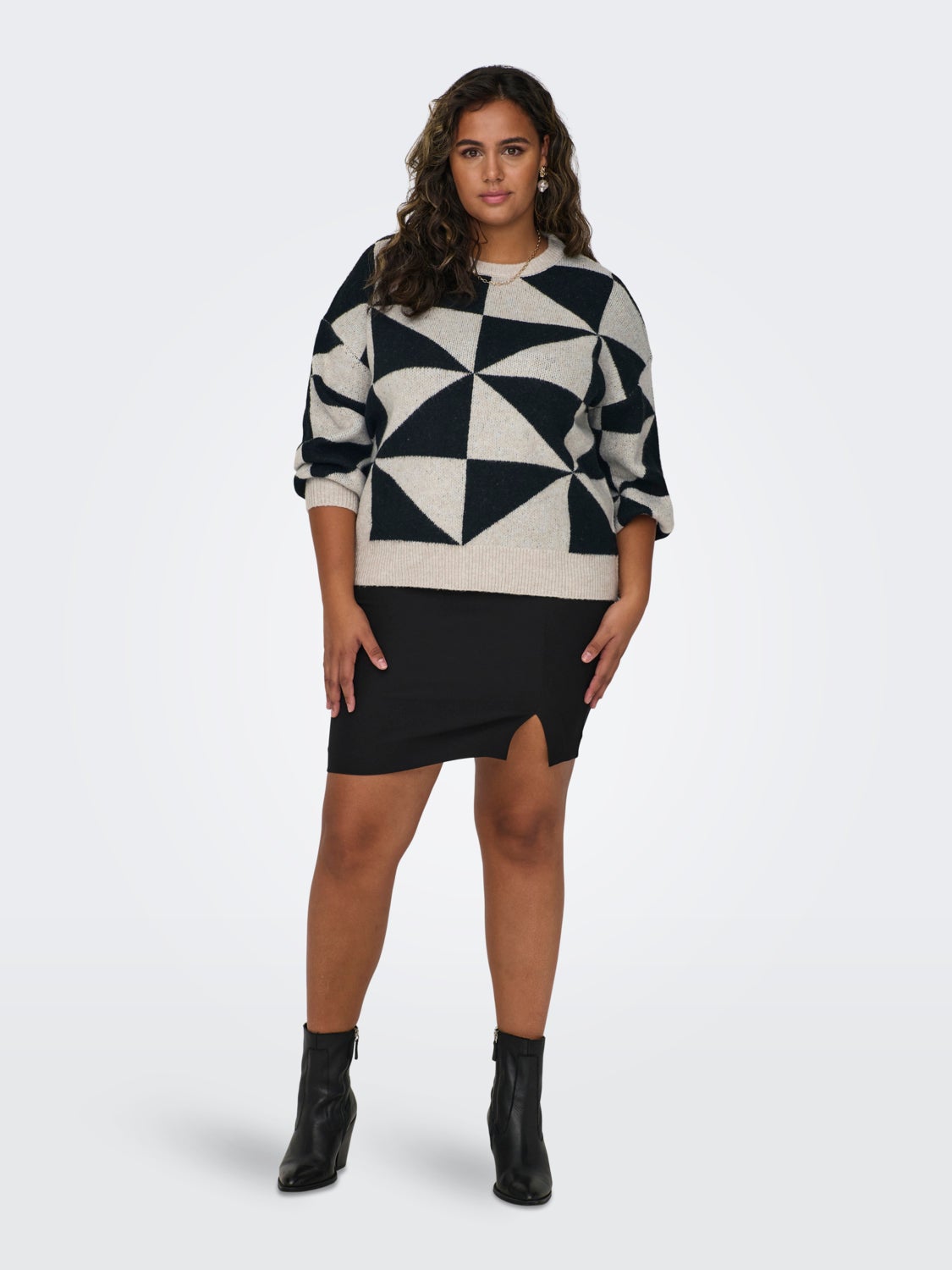 Curvy o-neck knitted pullover