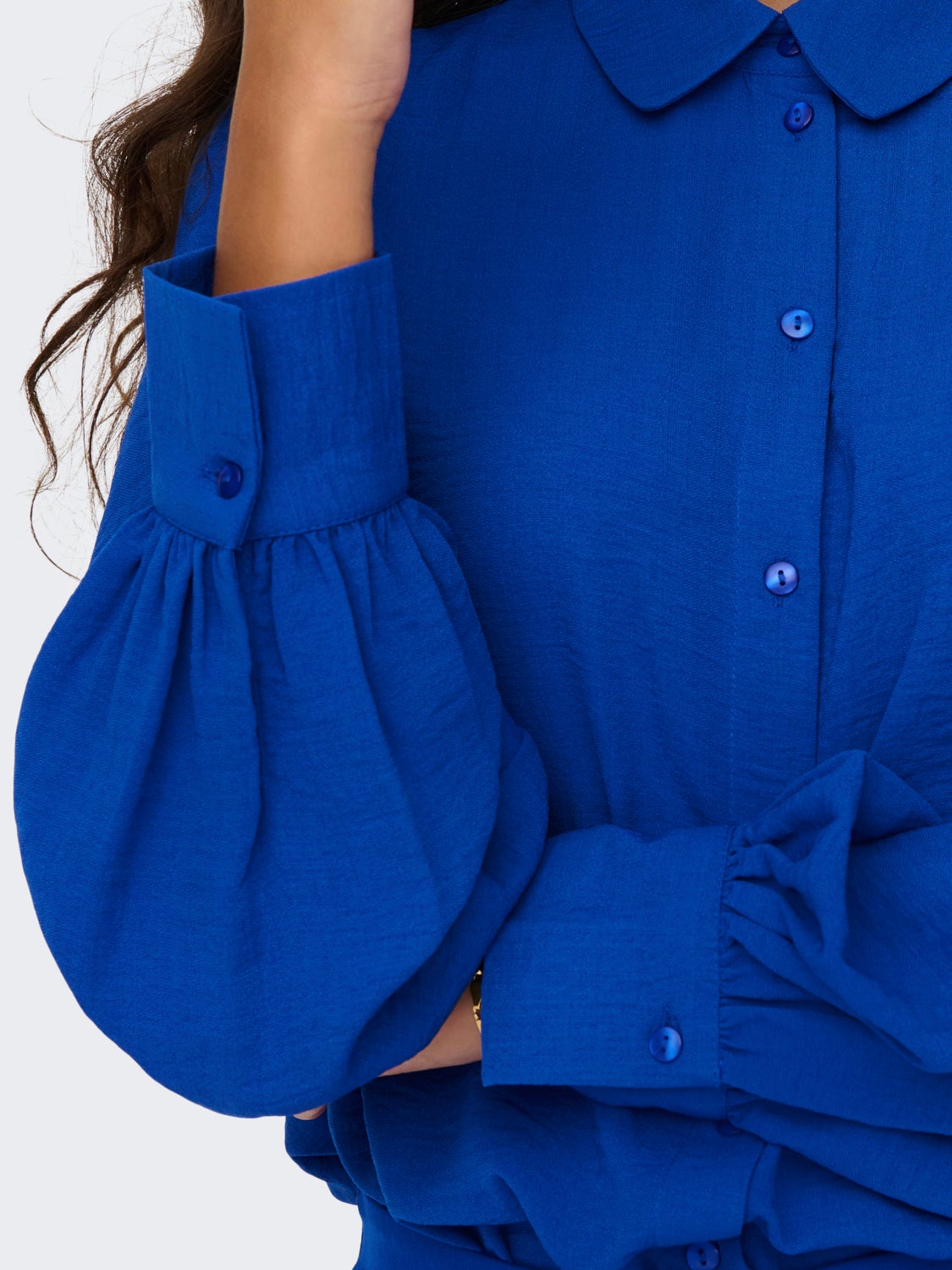 Shirt with volume sleeves