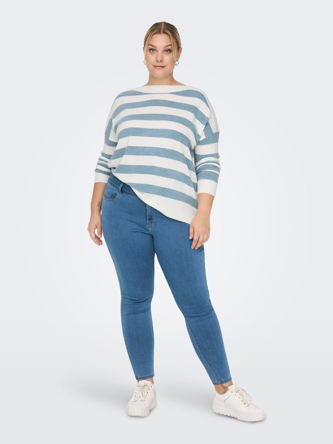 Curvy knitted pullover