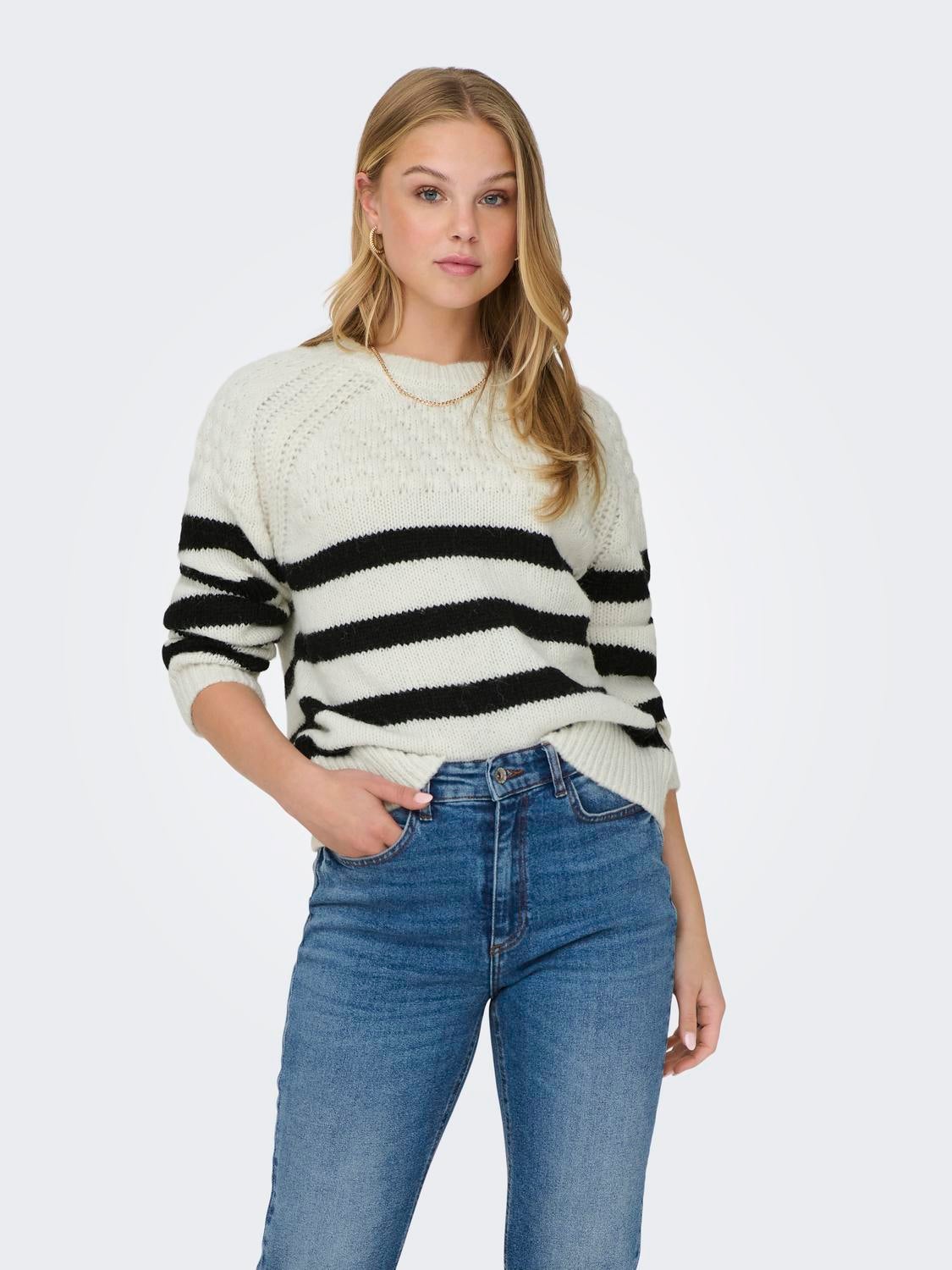 O-neck knitted pullover
