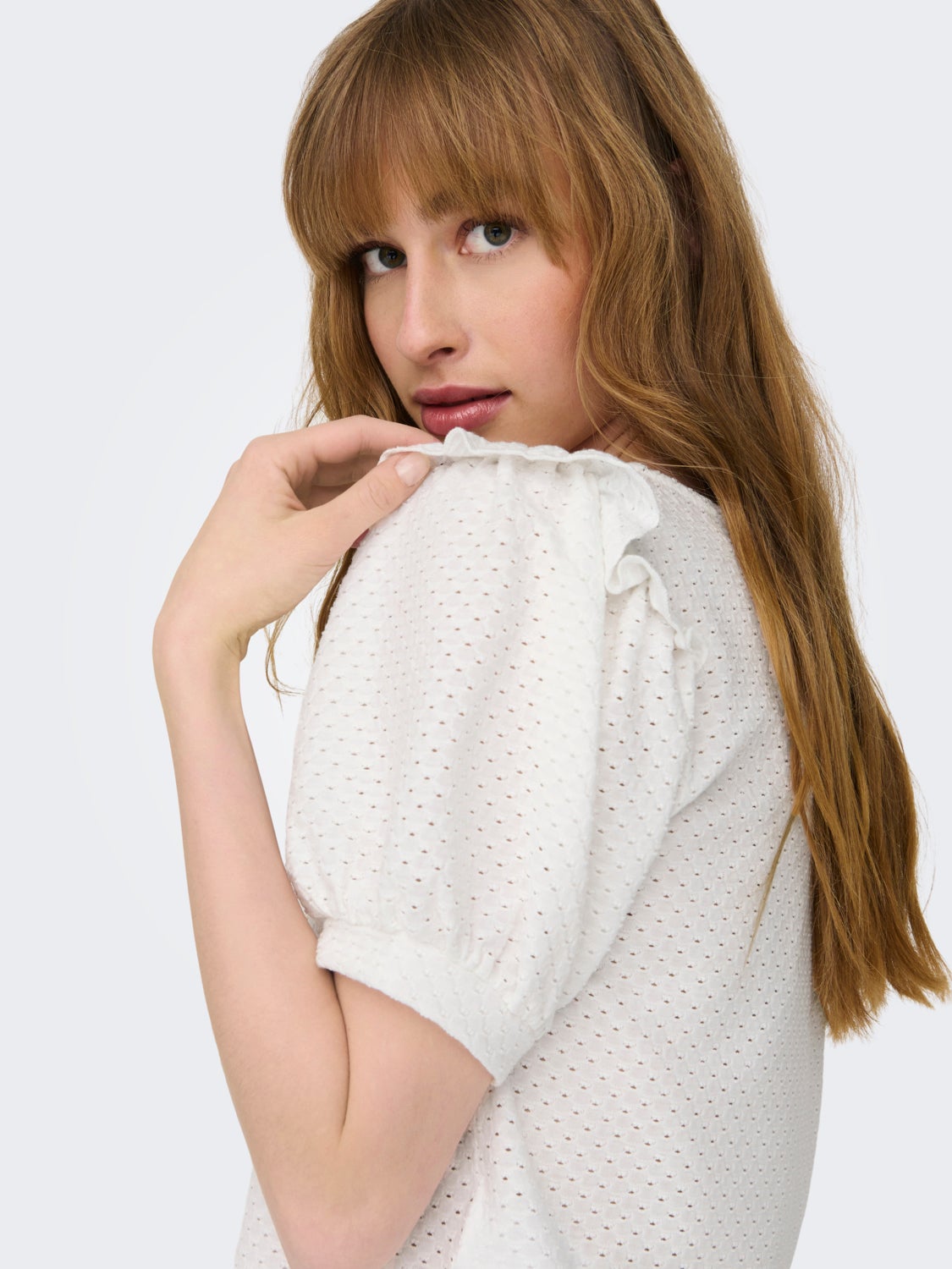 O-neck with short puff sleeves