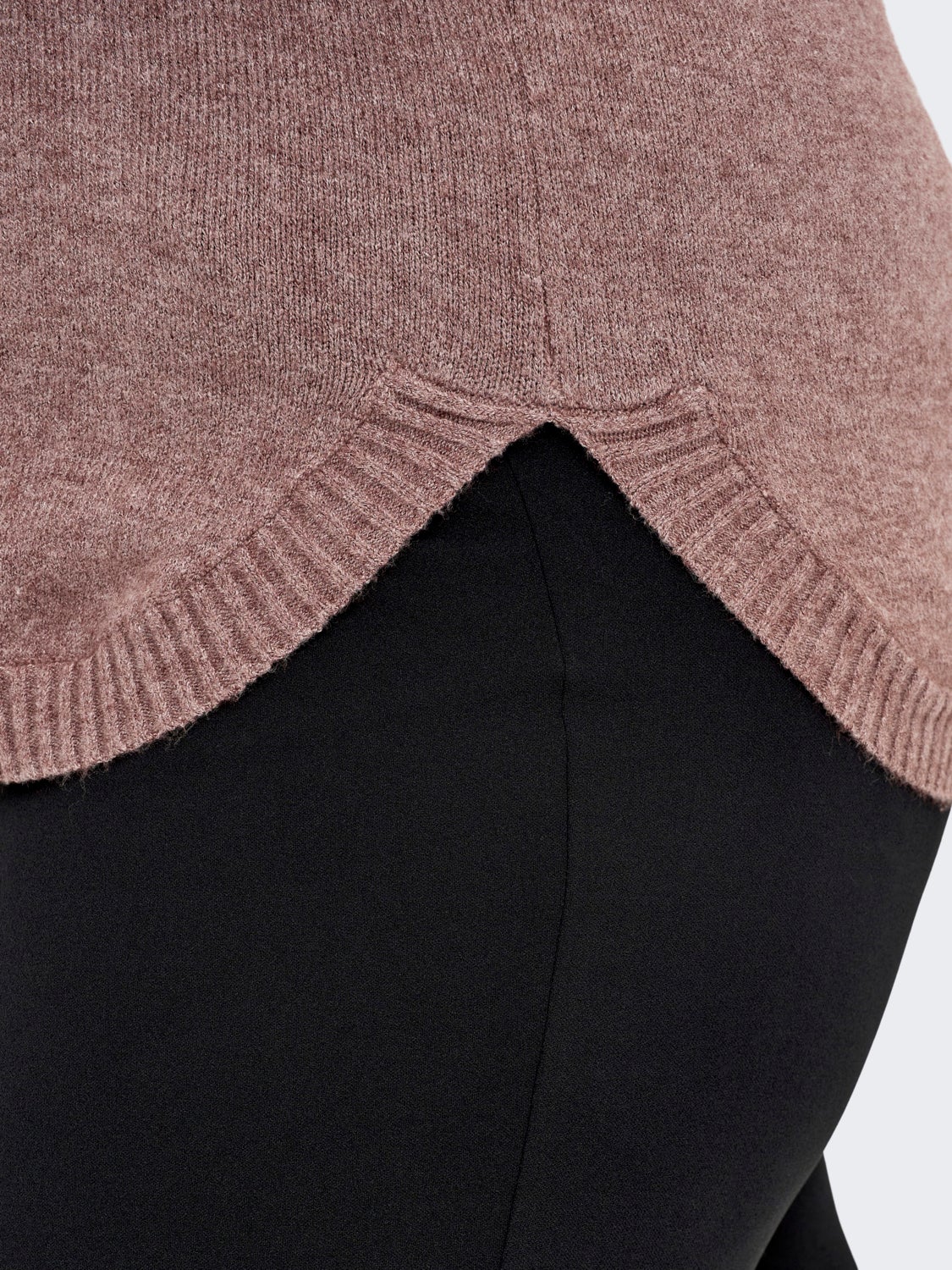 Curvy V-neck Knitted Pullover