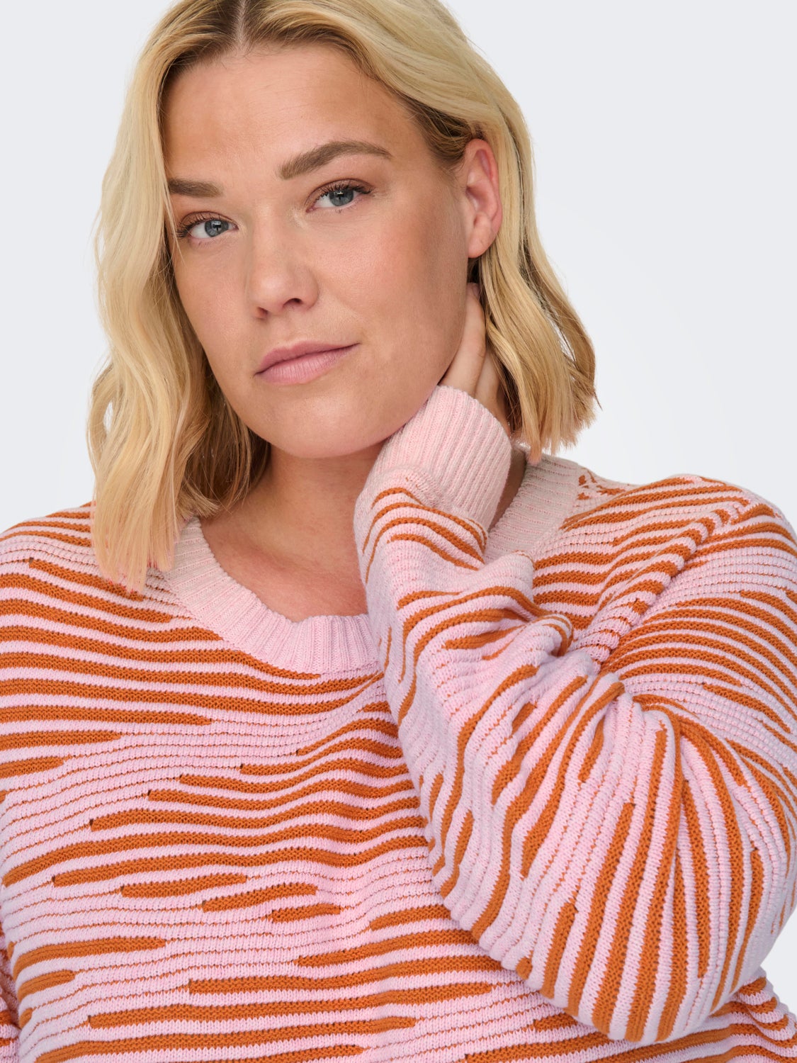 Curvy patterned knitted pullover