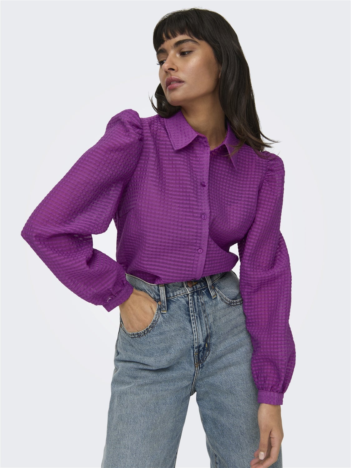 Shirt with volume sleeves