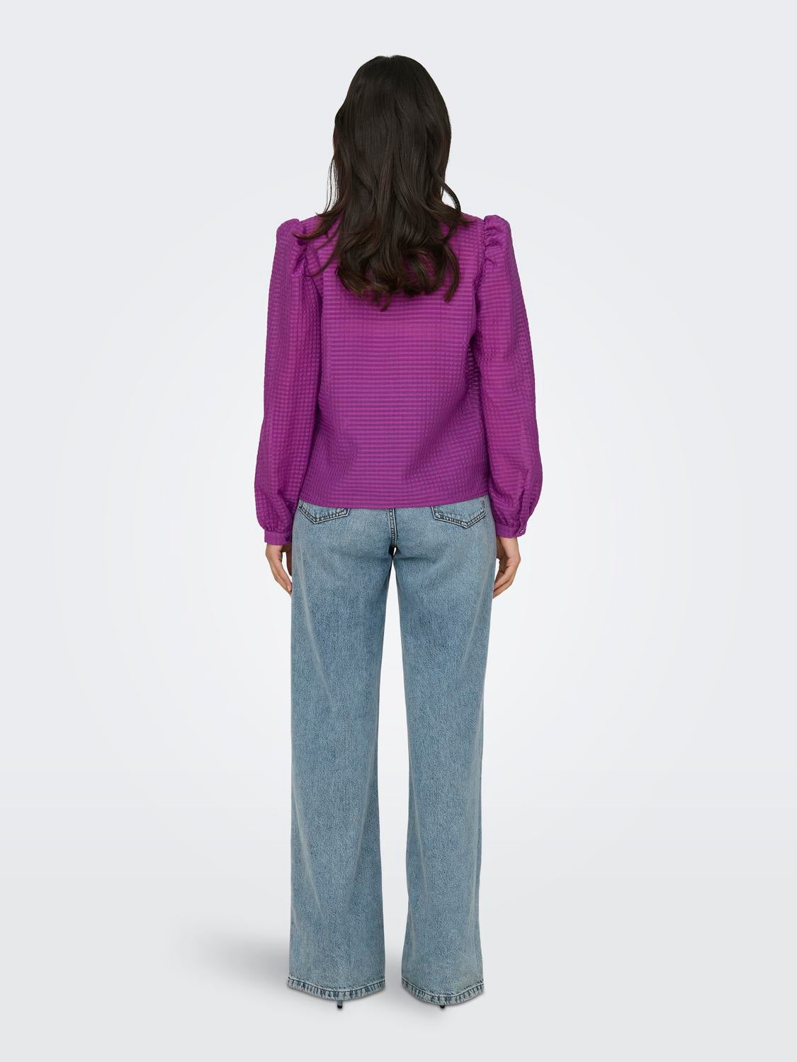 Shirt with volume sleeves