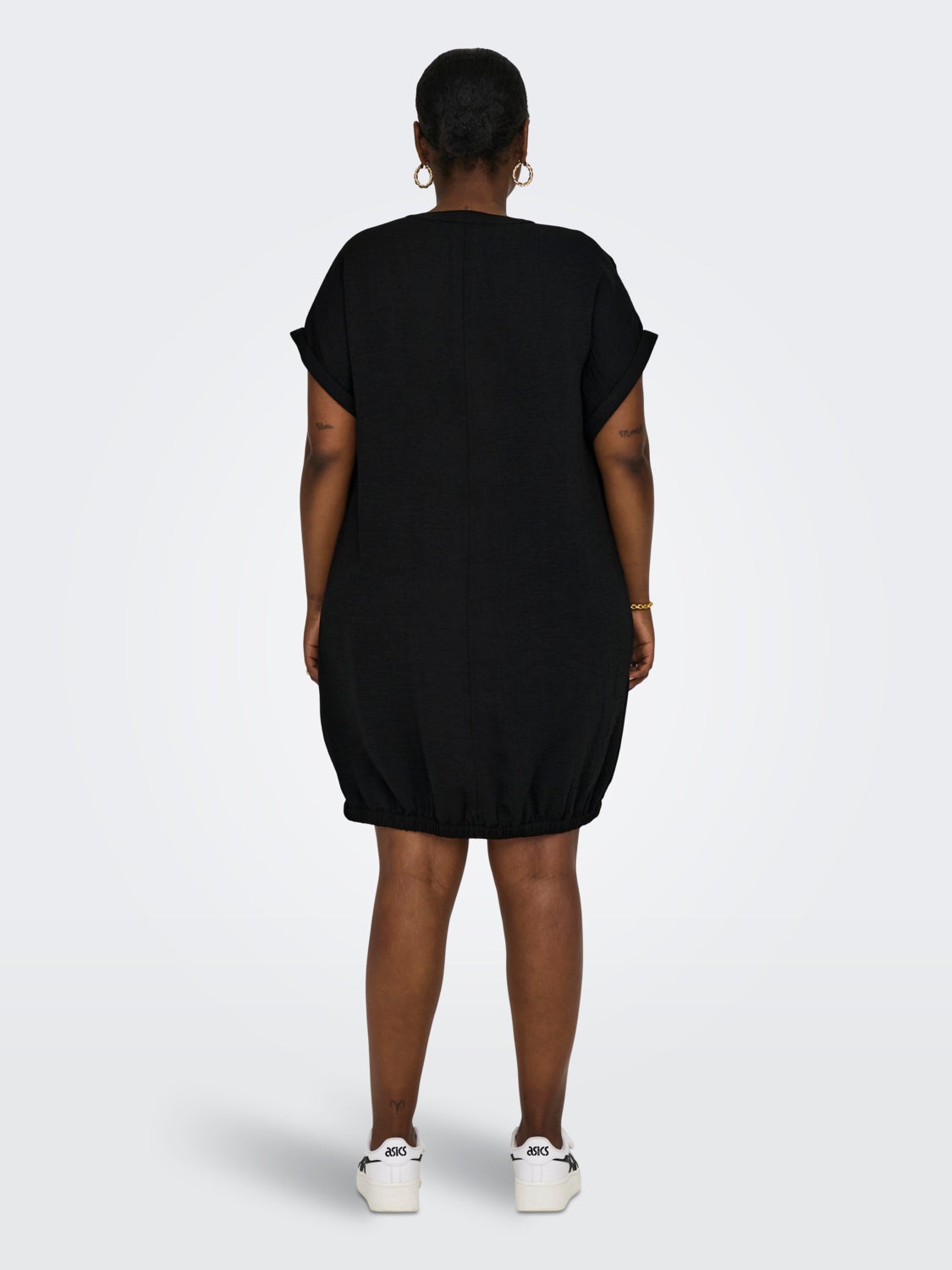 Curvy mini v-neck dress