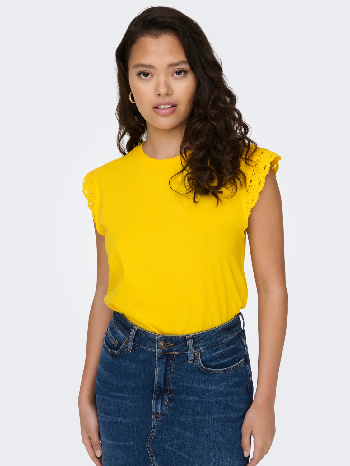 O-neck top with lace detail
