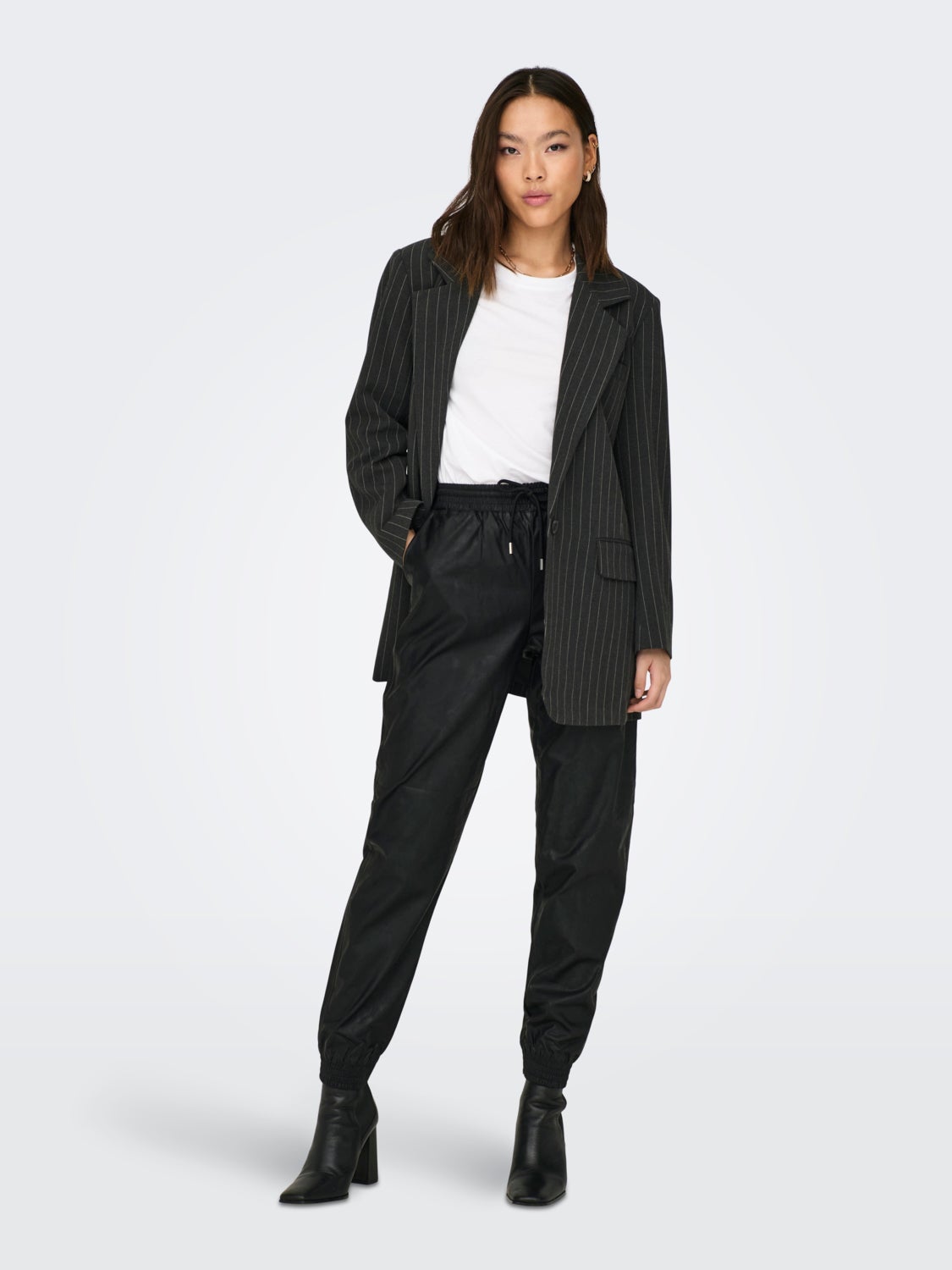 Mid waist trousers