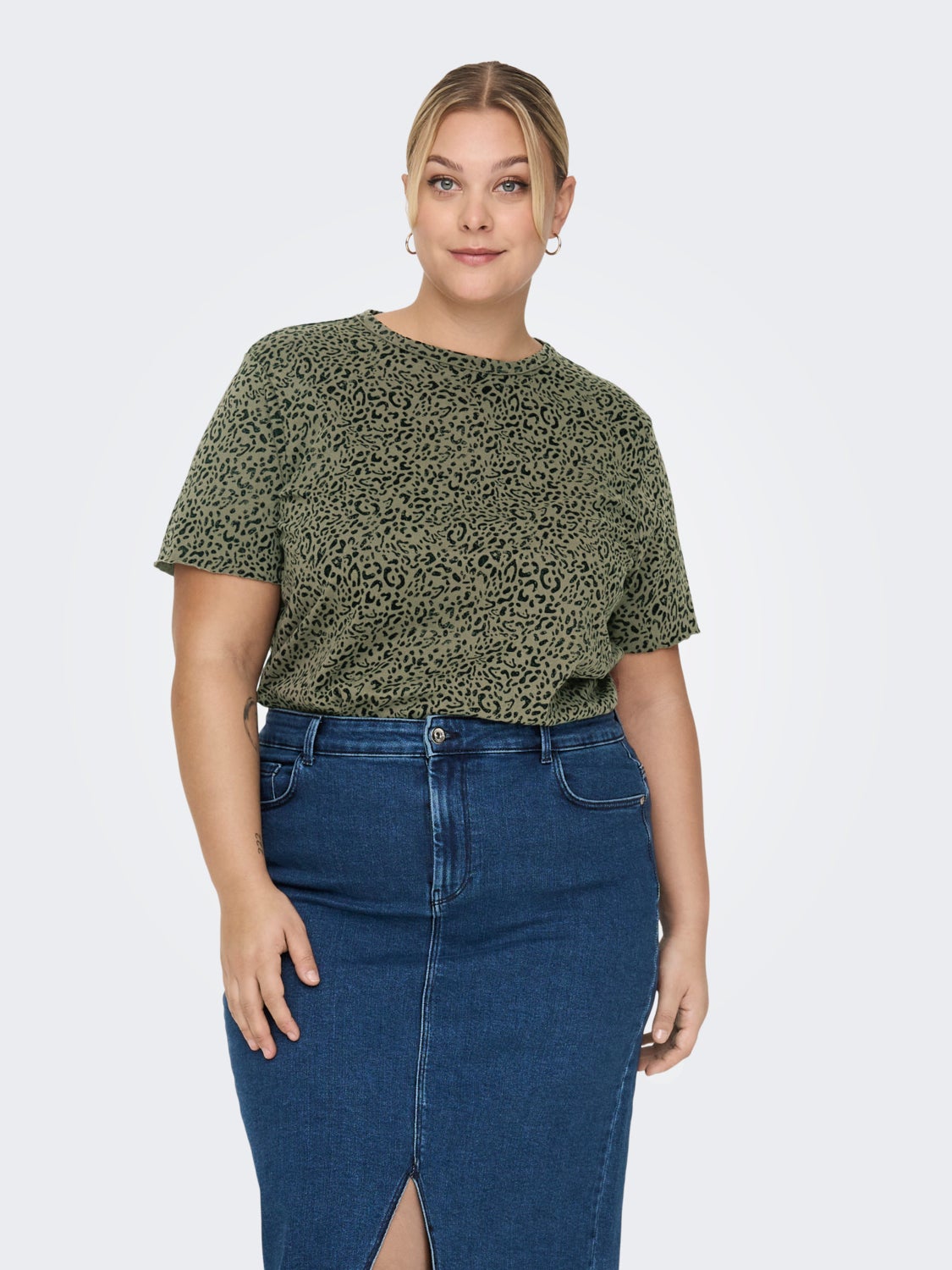 Curvy patterned T-shirt