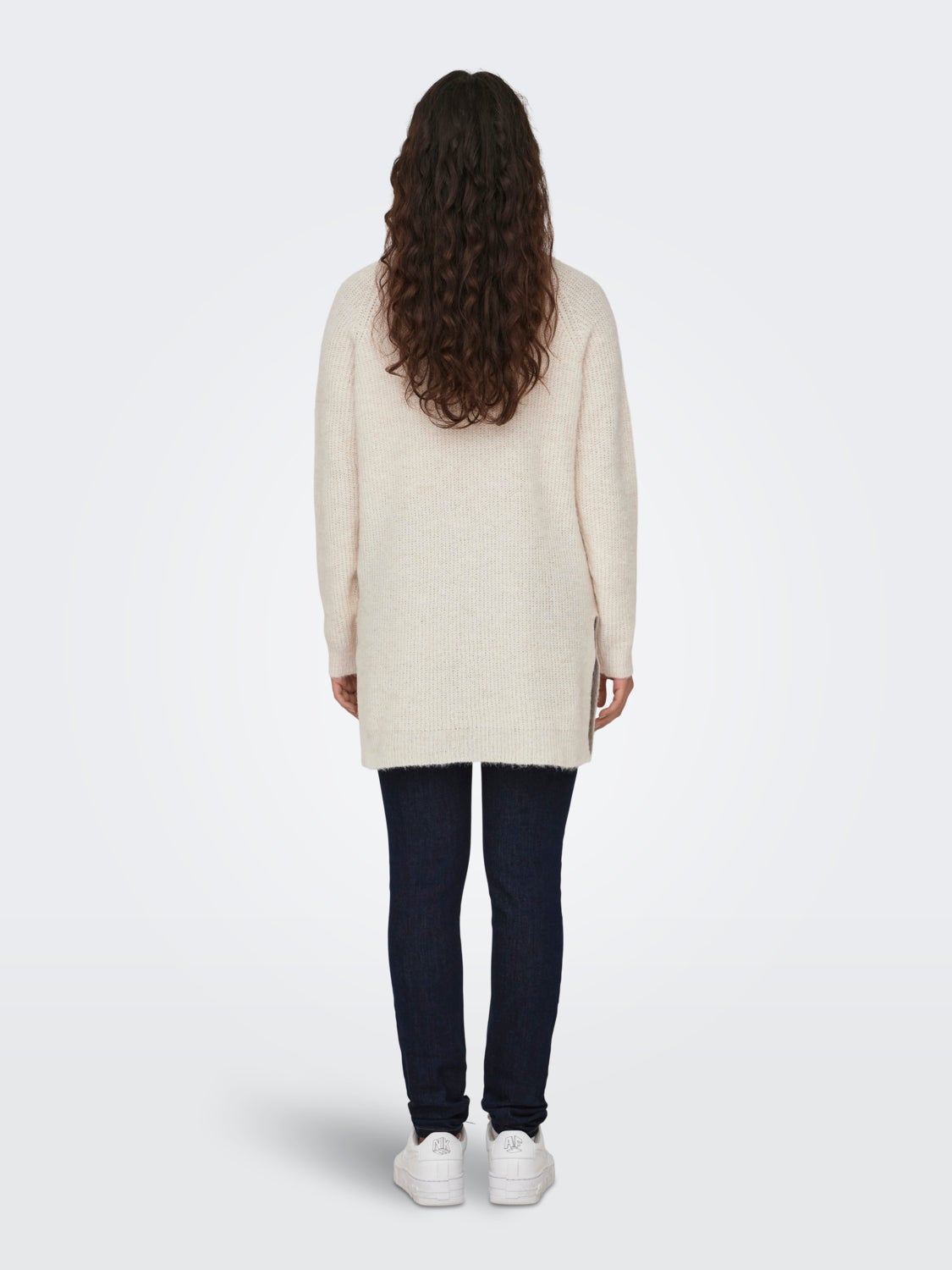 V-neck long knitted pullover
