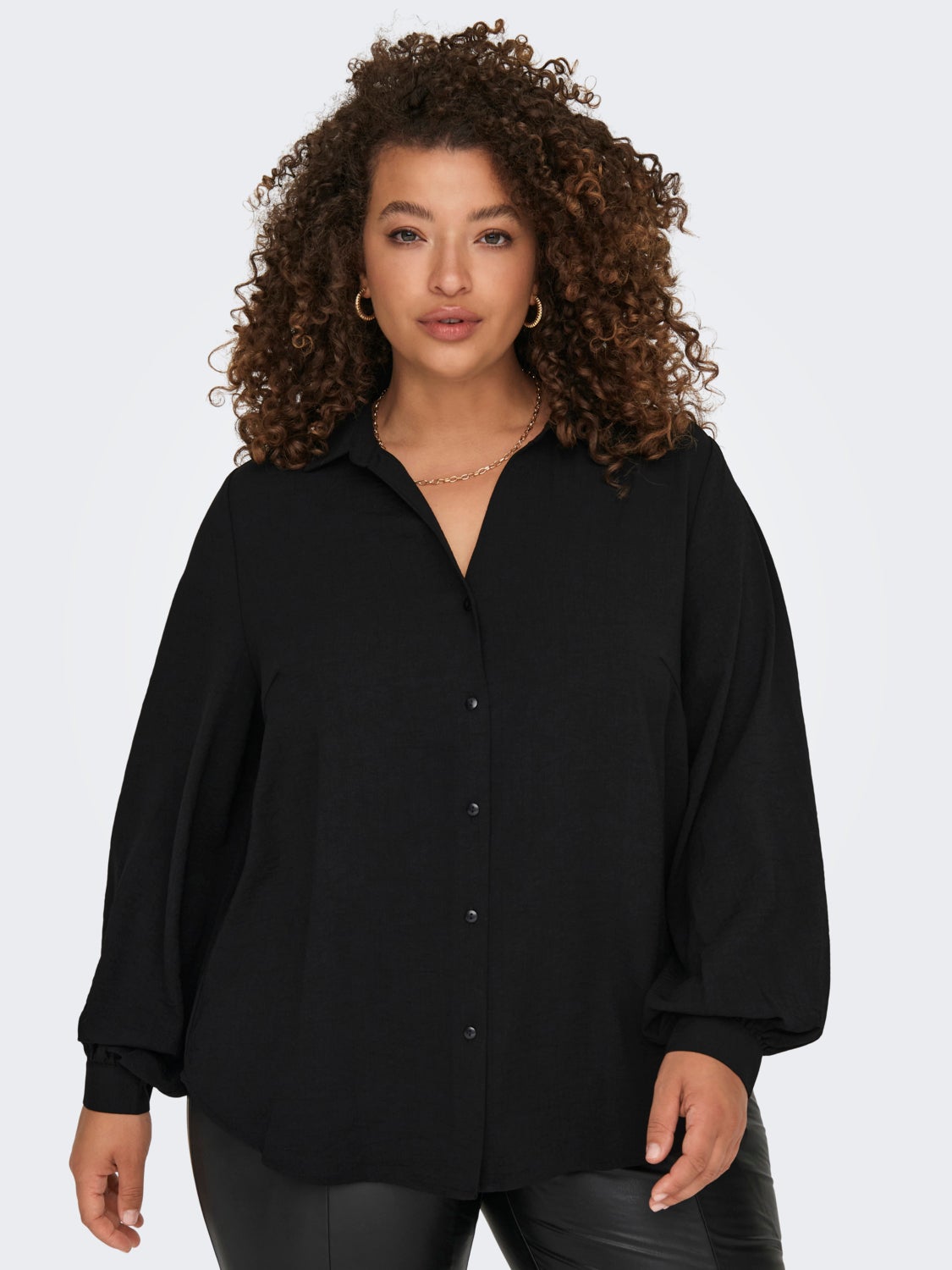 Curvy shirt with balloon sleeves