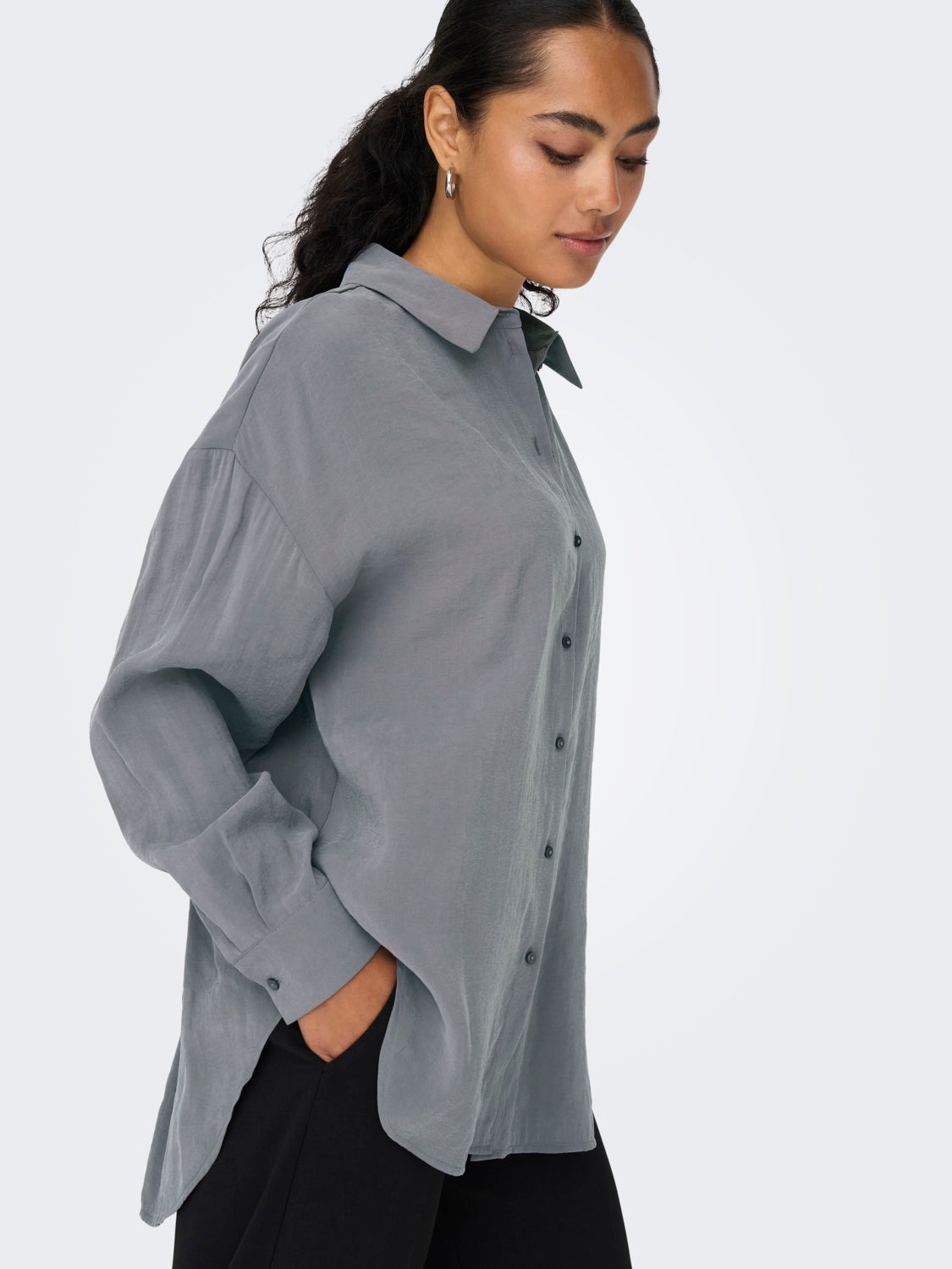 Shirt with volume sleeves