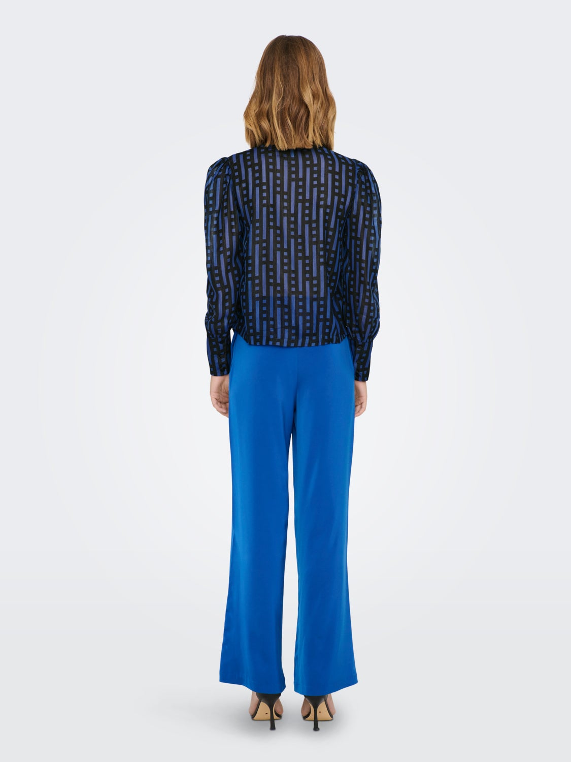 Patterned V-neck Long Sleeved Top