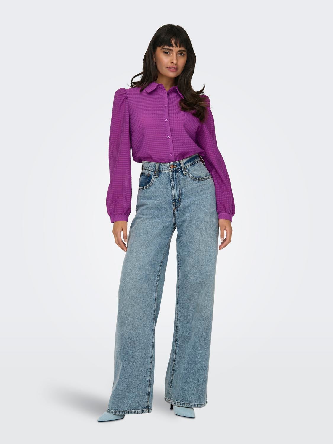 Shirt with volume sleeves