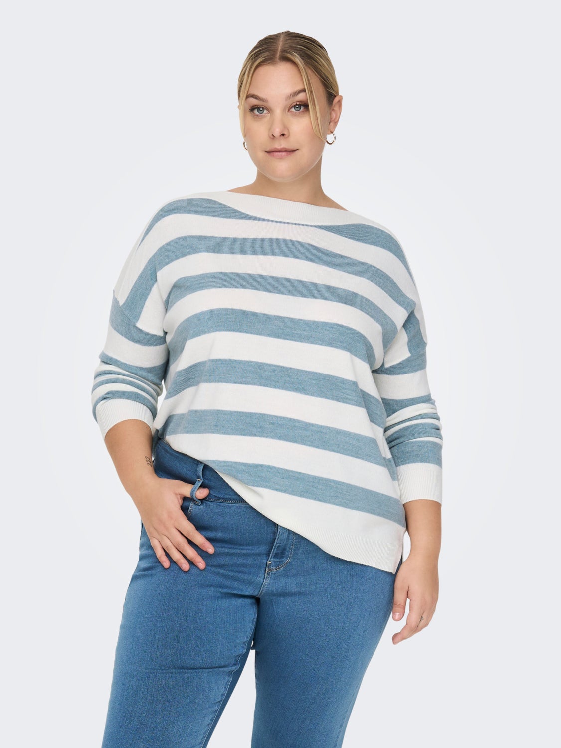 Curvy knitted pullover