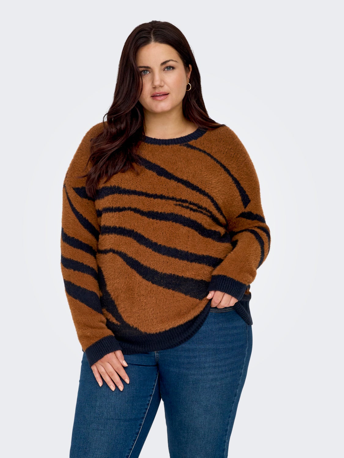 Curvy o-neck knitted pullover