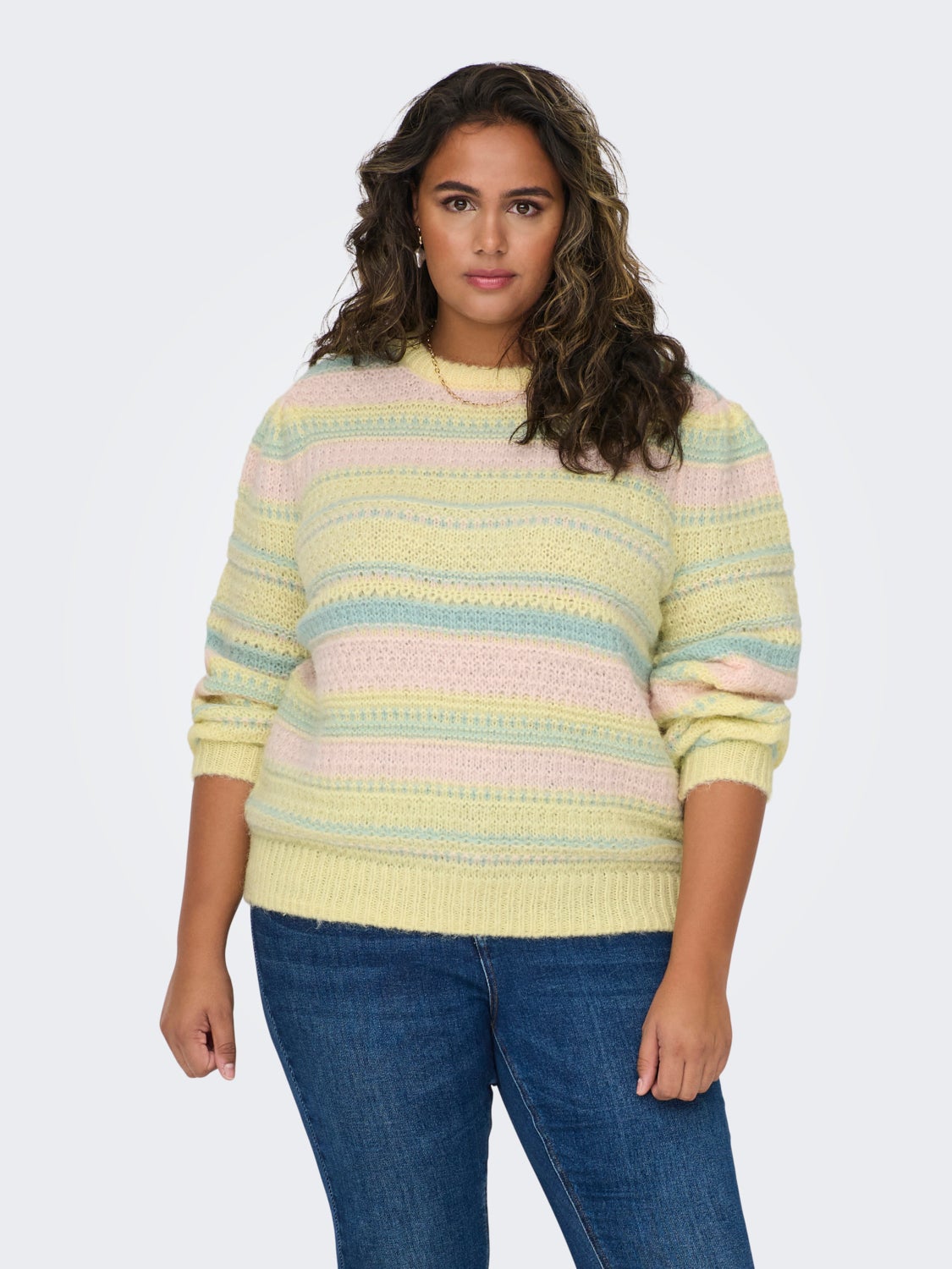 Curvy o-neck knitted pullover