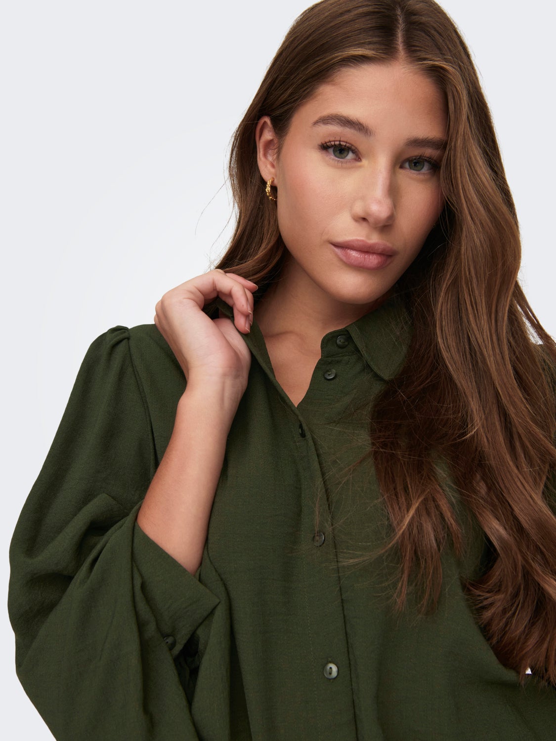 Shirt with volume sleeves